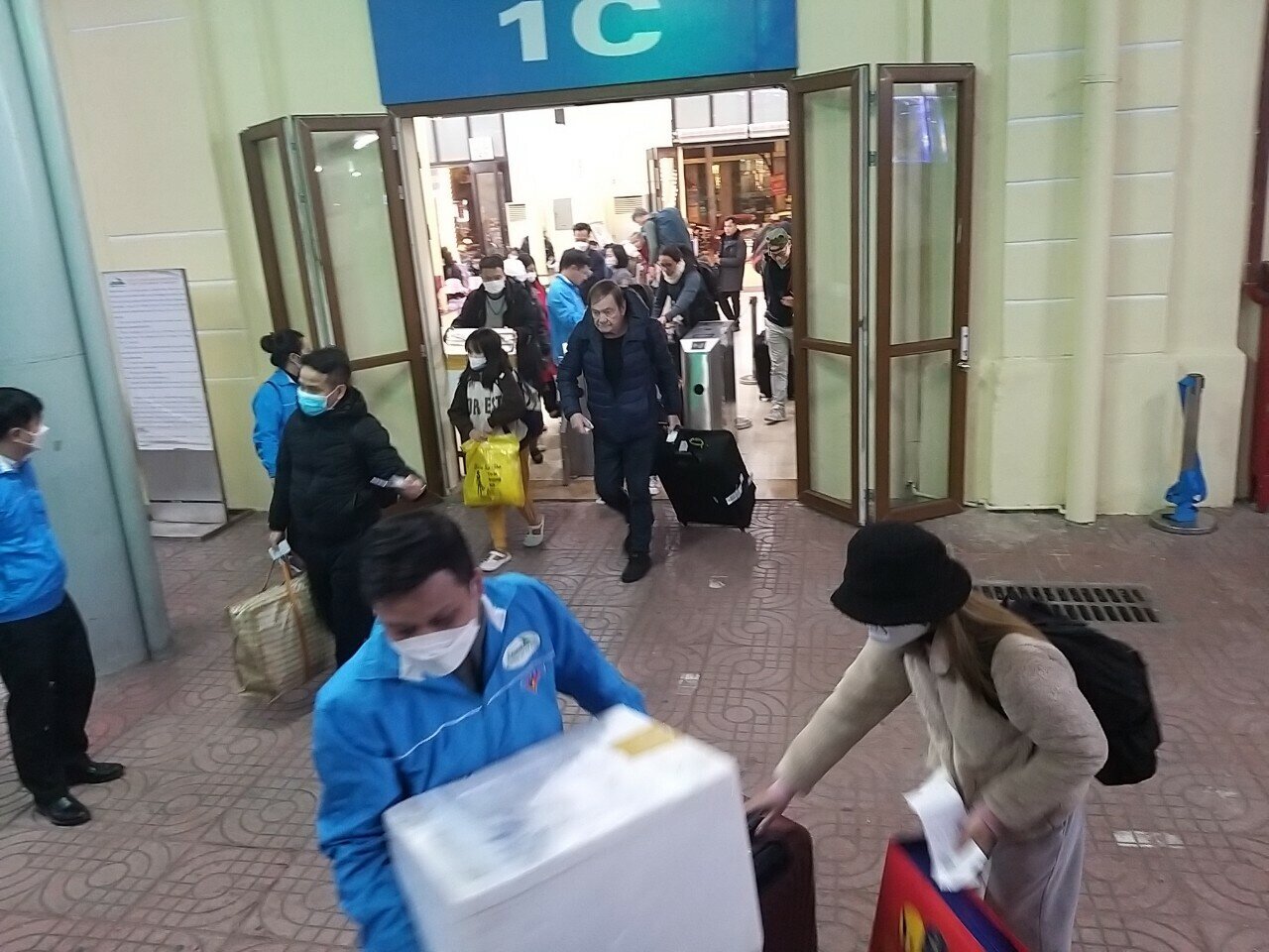 Đo&agrave;n vi&ecirc;n thanh ni&ecirc;n đường sắt ra qu&acirc;n hỗ trợ h&agrave;nh kh&aacute;ch