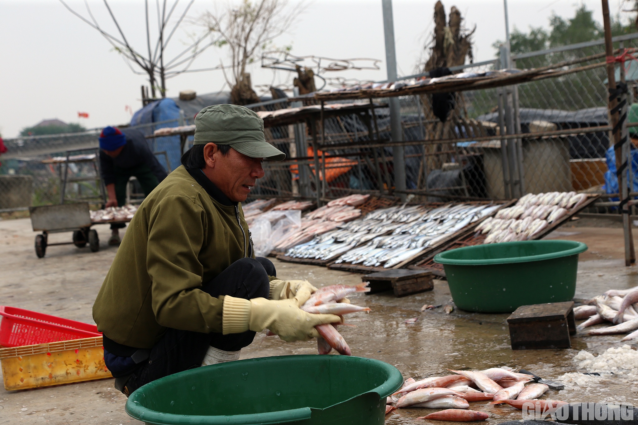 Anh Nguyễn Văn Long (45 tuổi) cho biết, gia đ&igrave;nh anh l&agrave;m nghề nướng c&aacute; gần 30 năm nay. Ban đầu l&agrave; bố mẹ đứng bếp, anh v&agrave; chị em trong nh&agrave; chỉ phụ gi&uacute;p bố mẹ, đến nay nghề n&agrave;y được truyền lại cho vợ chồng anh.