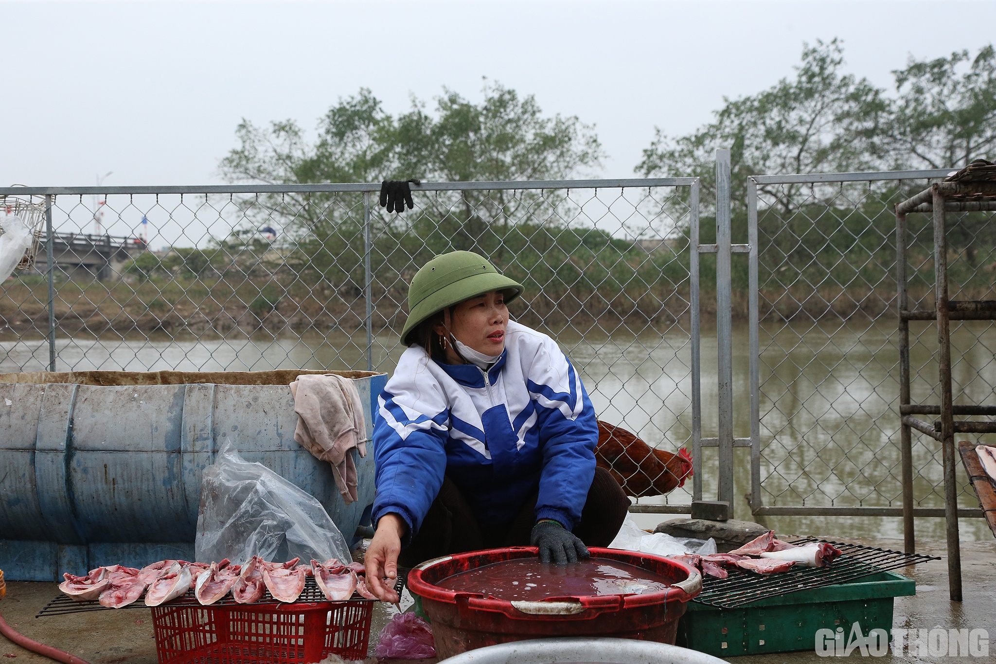 C&aacute;ch đ&oacute; kh&ocirc;ng xa, gia đ&igrave;nh chị Ho&agrave;ng Thị Ngọc cũng đang tất bật nướng những mẻ c&aacute; Tết cho kh&aacute;ch. D&ugrave; quy m&ocirc; kh&ocirc;ng to, nhưng vụ Tết năm nay, gia đ&igrave;nh chị Ngọc cũng nhận nướng gần 3 tạ c&aacute; thu, c&aacute; lượng&hellip;