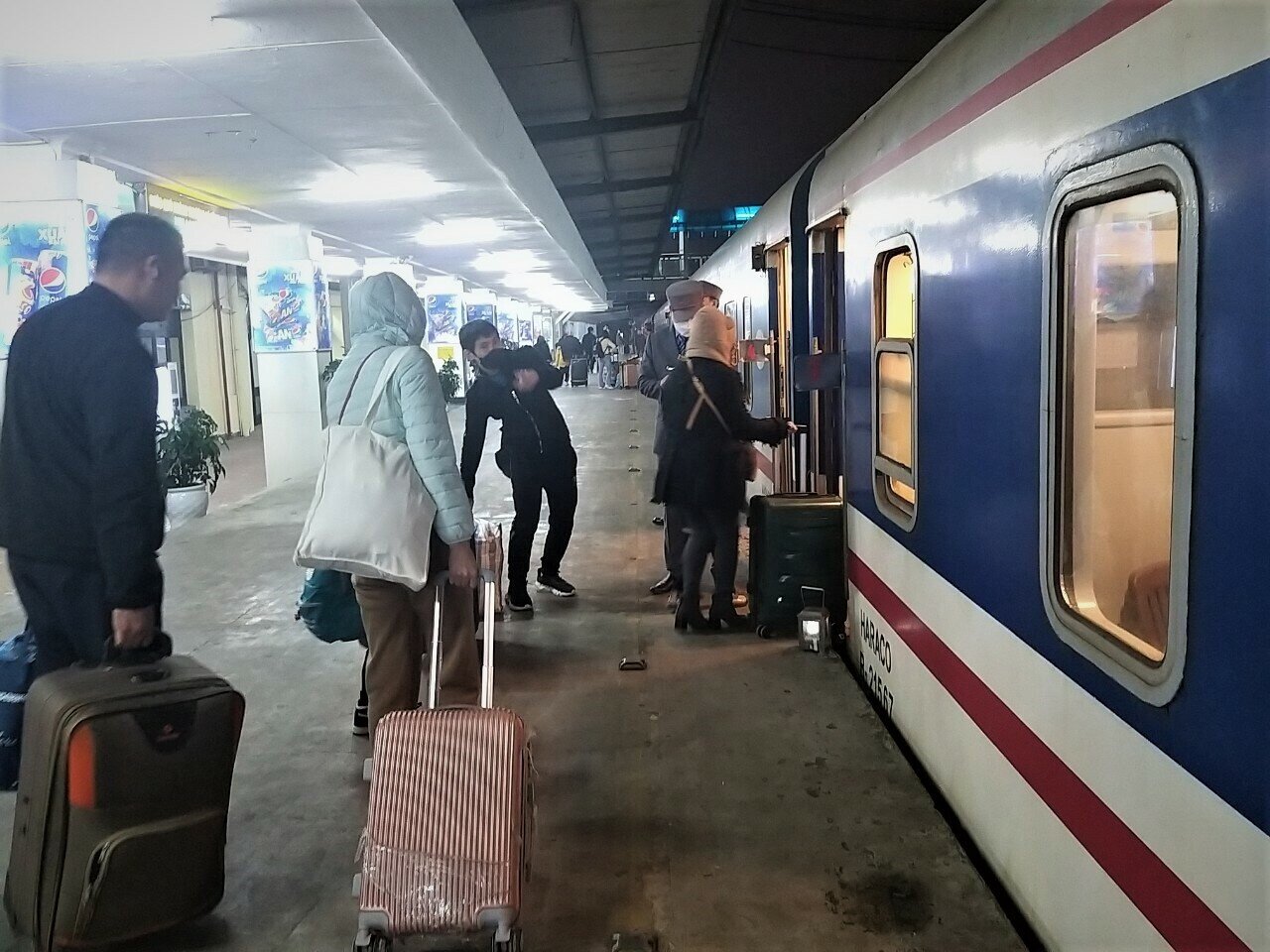 Kh&aacute;ch hối hả t&igrave;m toa t&agrave;u