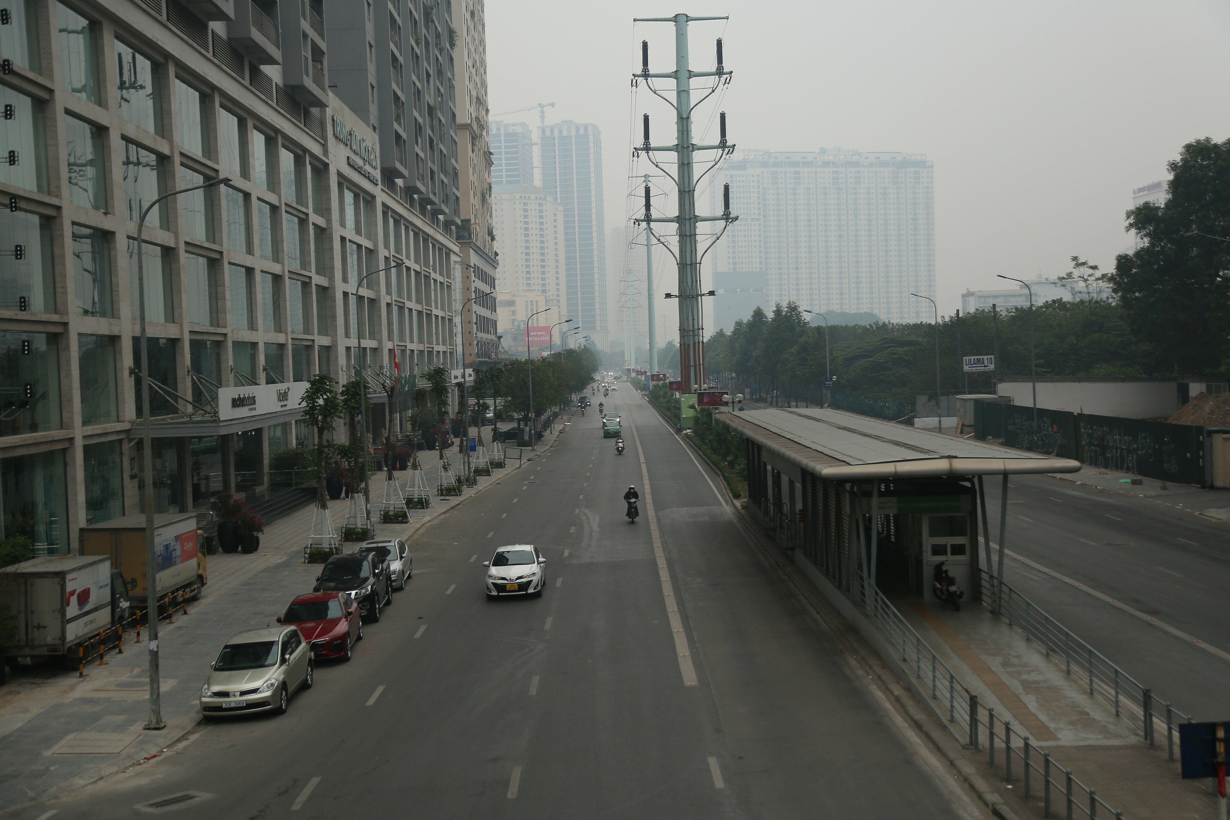 Xe &ocirc; t&ocirc; lưu th&ocirc;ng dễ d&agrave;ng tr&ecirc;n đường Tố Hữu.
