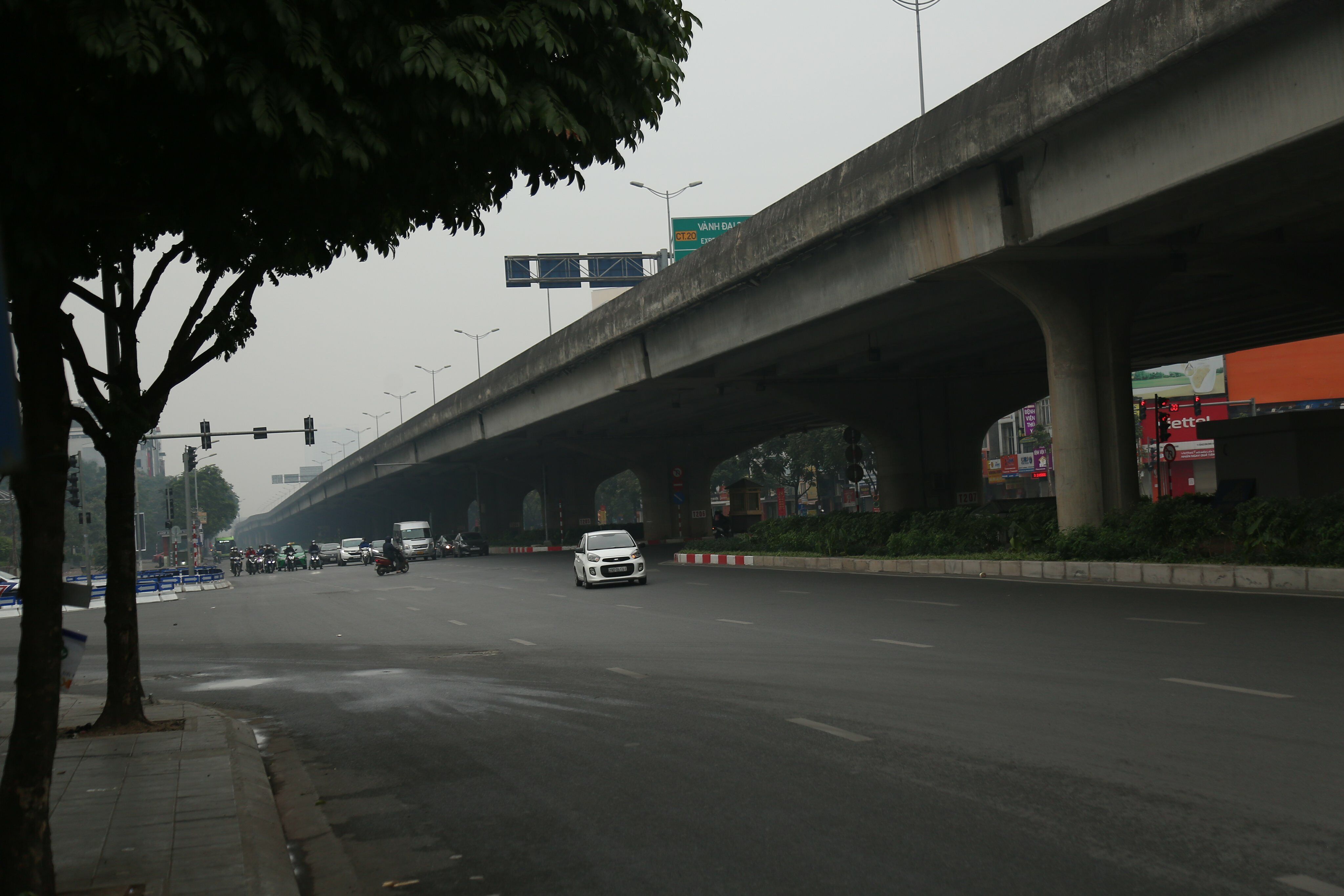 Đường Nguyễn Xiển b&ecirc;n dưới đường v&agrave;nh đai 3 tr&ecirc;n cao cũng kh&ocirc;ng ghi nhận &ugrave;n tắc.
