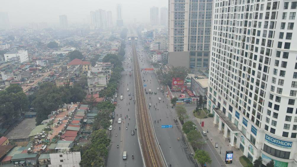 Khung cảnh kh&aacute;c thường của một H&agrave; Nội ng&agrave;y thường vốn chật chội.