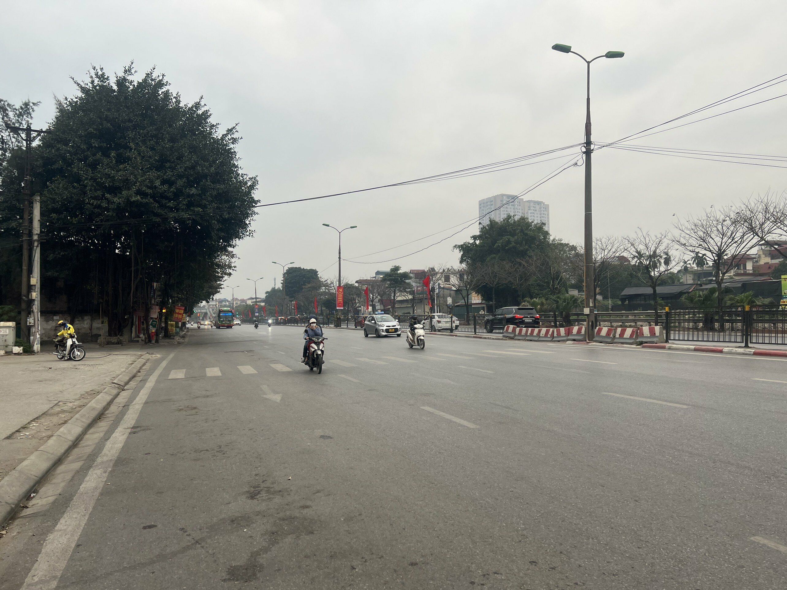 Tại đường Giải Ph&oacute;ng cũng kh&ocirc;ng c&ograve;n cảnh &ugrave;n tắc.