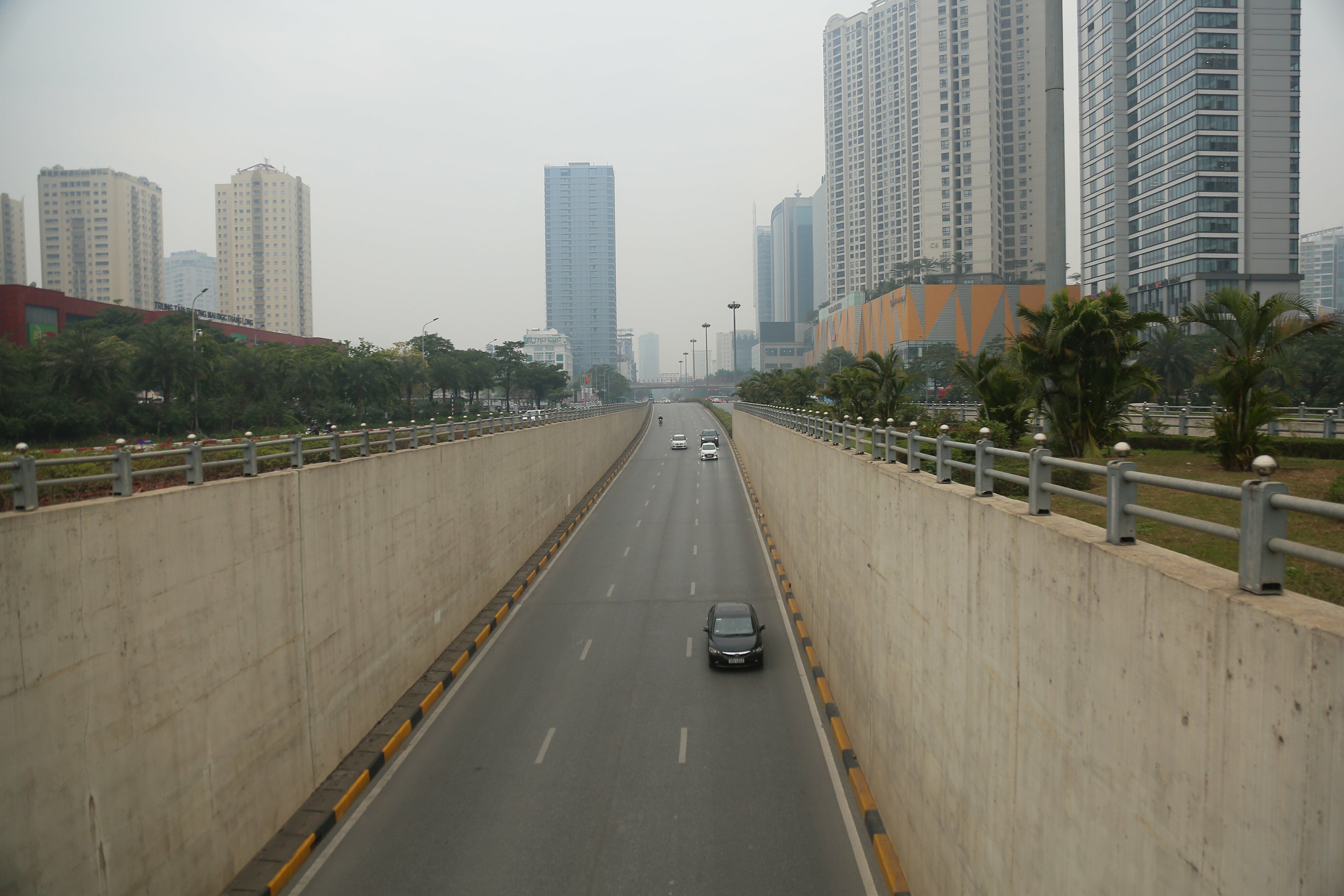 Hầm chui Trung Ho&agrave; thi thoảng chỉ c&oacute; 1 v&agrave;i xe di chuyển qua.