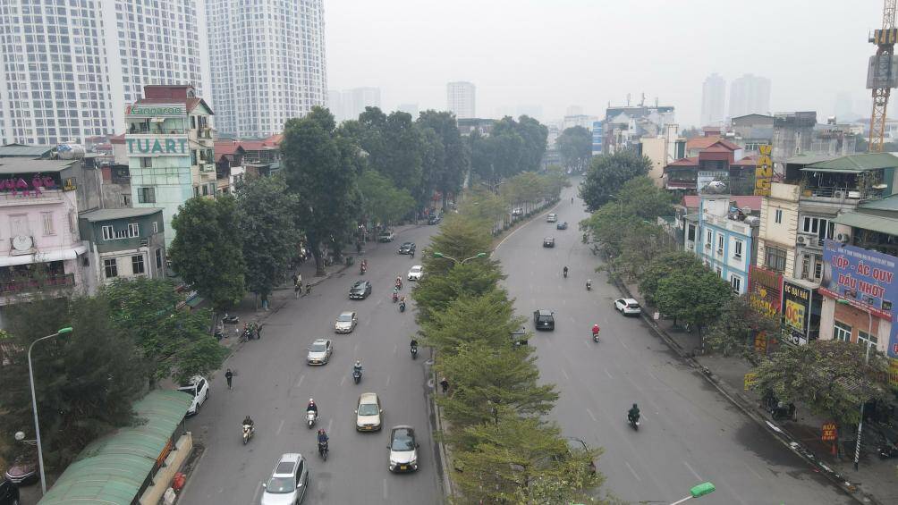 B&ecirc;n cạnh đ&oacute;, một số đường phố của H&agrave; Nội vắng vẻ phương tiện đi lại. Phần lớn do người d&acirc;n đ&atilde; về qu&ecirc; ăn Tết từ chiều qua (19/1) hoặc s&aacute;ng nay (20/1).