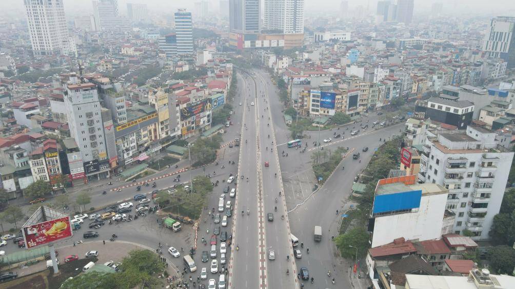 Tại khu vực Ng&atilde; Tư Sở, đường phố th&ocirc;ng tho&aacute;ng, lưu lượng phương tiện vừa phải. Kh&ocirc;ng c&ograve;n cảnh phải chen nhau chật cứng tr&ecirc;n vỉa h&egrave;.