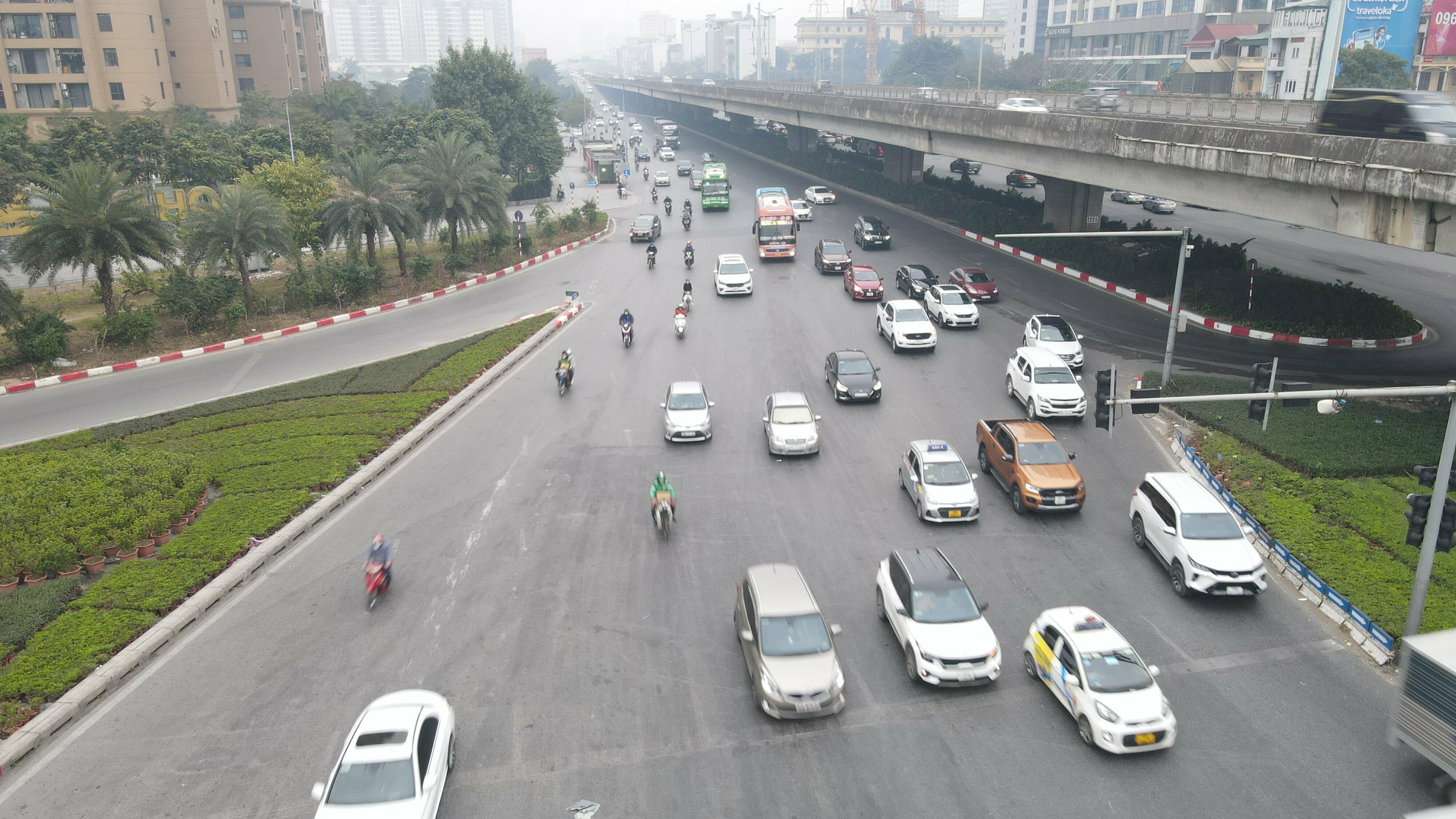 "Những ng&agrave;y cận Tết năm n&agrave;o cũng vậy, khi đa số người d&acirc;n về qu&ecirc; th&igrave; c&aacute;c đường phố H&agrave; Nội lu&ocirc;n lu&ocirc;n vắng v&agrave; thưa người. Phải đến chiều m&ugrave;ng 1 Tết th&igrave; kh&ocirc;ng kh&iacute; mới nhộn nhịp trở lại", anh Cường, người d&acirc;n ở H&agrave; Nội cho hay.