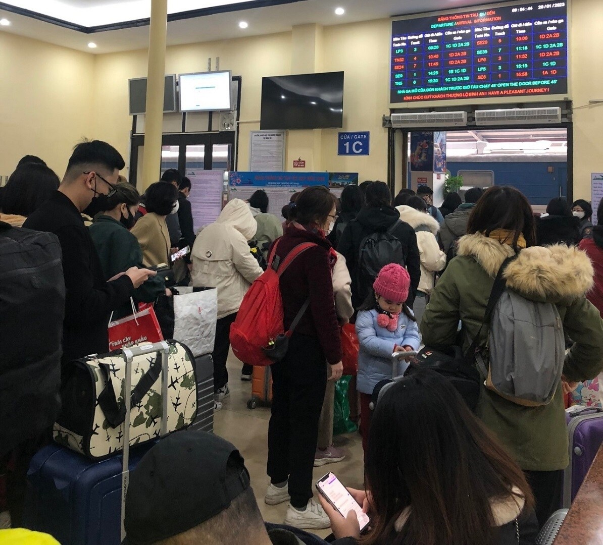 S&aacute;ng nay (20/1/2023), tức ng&agrave;y 29 th&aacute;ng Chạp, cả nước ch&iacute;nh thức bước v&agrave;o kỳ nghỉ Tết Nguy&ecirc;n đ&aacute;n Qu&yacute; M&atilde;o, người d&acirc;n tiếp tục đổ về ga H&agrave; Nội đi t&agrave;u. C&aacute;c chuyến t&agrave;u gi&atilde;n c&aacute;ch khoảng một giờ nhưng l&uacute;c n&agrave;o cũng đ&ocirc;ng kh&aacute;ch.