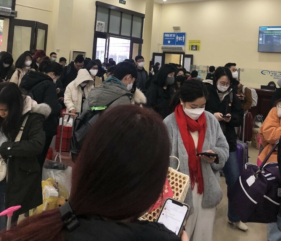 Theo C&ocirc;ng ty CP Vận tải đường sắt H&agrave; Nội, h&ocirc;m nay sẽ c&oacute; 32 chuyến t&agrave;u xuất ph&aacute;t tại ga H&agrave; Nội, trong đ&oacute; c&oacute; 16 đo&agrave;n t&agrave;u Thống nhất, 5 đo&agrave;n t&agrave;u Nghệ An, 2 đo&agrave;n t&agrave;u L&agrave;o Cai v&agrave; 9 đo&agrave;n t&agrave;u Hải Ph&ograve;ng.