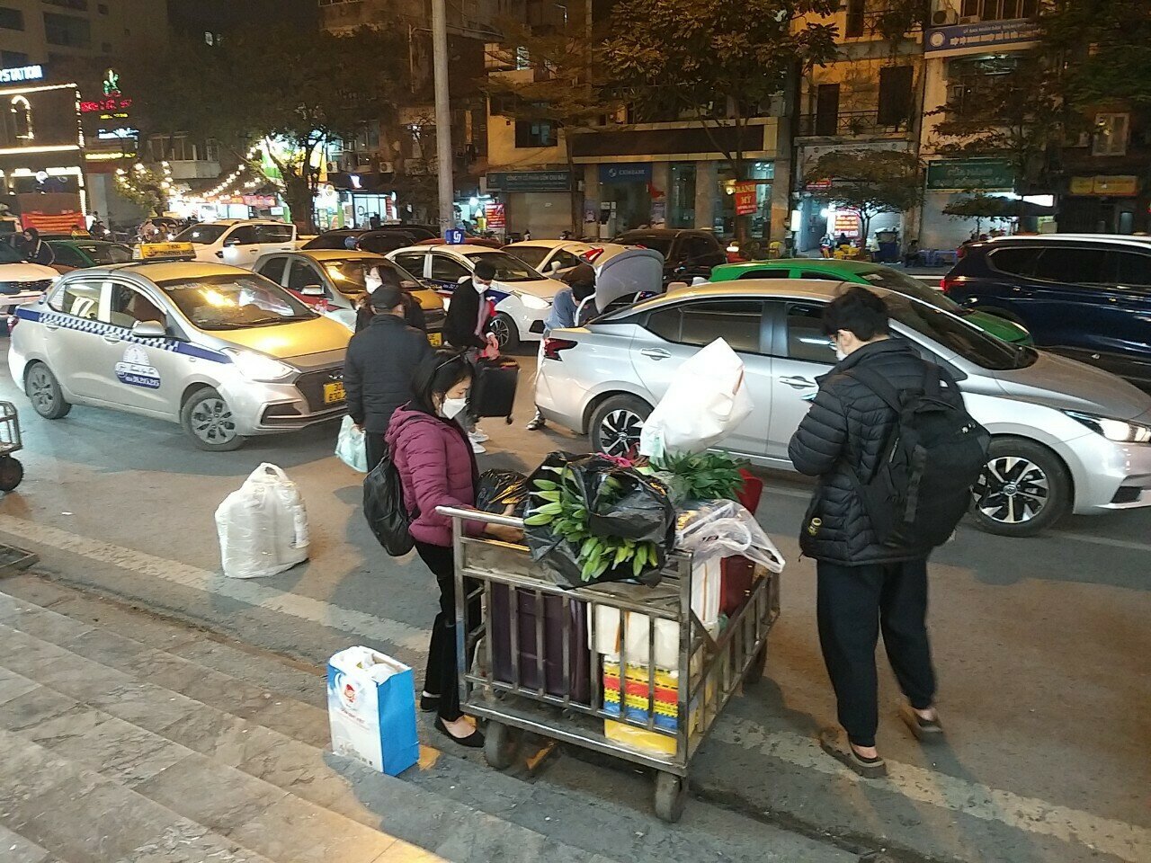Người d&acirc;n mang rất nhiều h&agrave;nh l&yacute;, cả hoa về qu&ecirc;