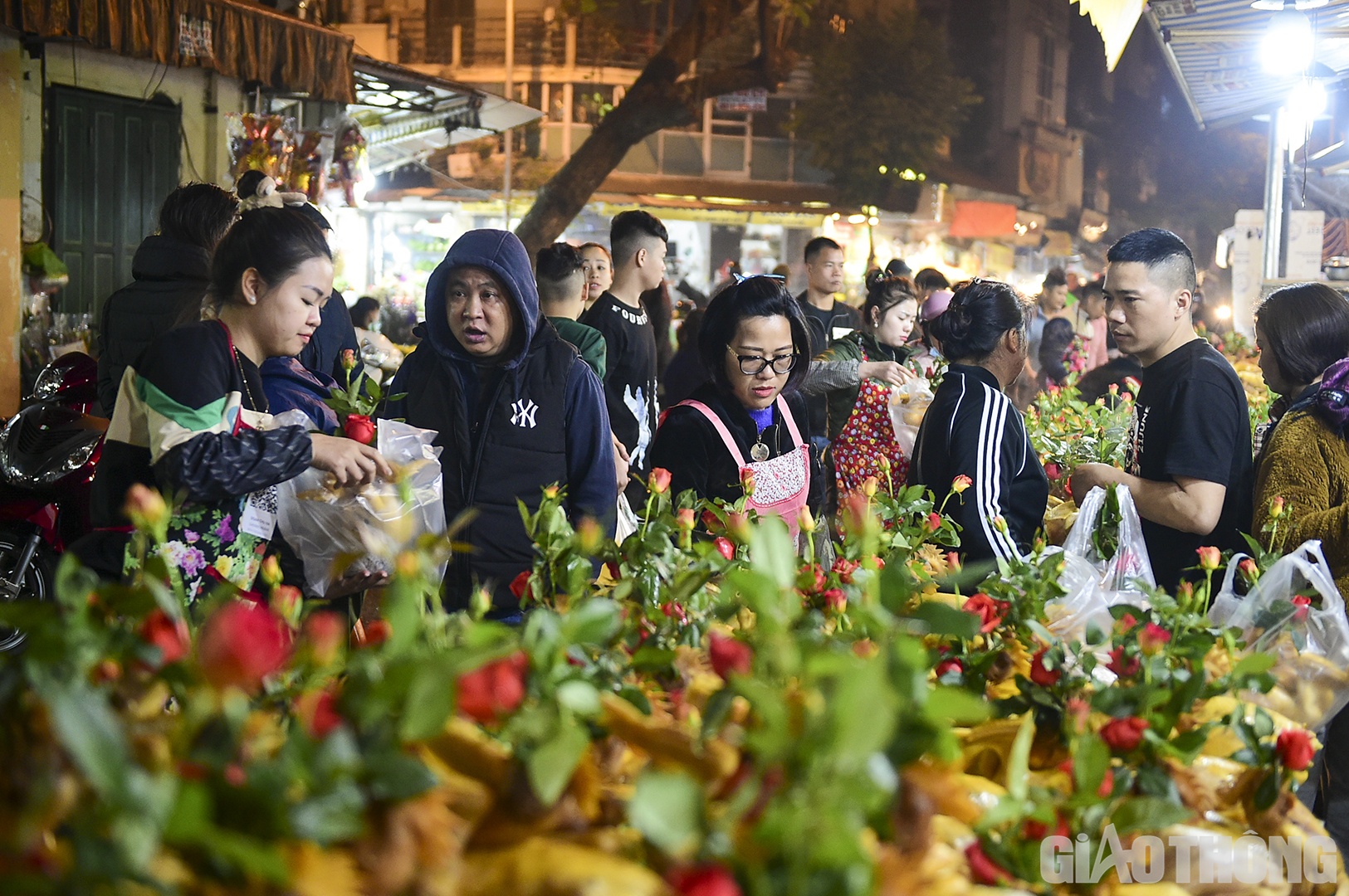 Rạng s&aacute;ng 30 Tết (21/1) khi trời chưa s&aacute;ng hẳn, phố H&agrave;ng B&egrave; đ&atilde; c&oacute; nhiều kh&aacute;ch đến để mua sắm ng&agrave;y cuối năm.