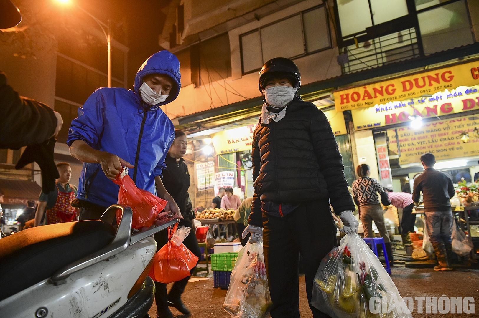 Đ&atilde; th&agrave;nh th&oacute;i quen 28 năm nay, cứ dịp Tết để chuẩn bị cho lễ tất ni&ecirc;n v&agrave; giao thừa, chị Lan (quận Cầu Giấy) lại đến chợ mua 4 con g&agrave; v&agrave; đồ lễ tại một cửa h&agrave;ng quen.