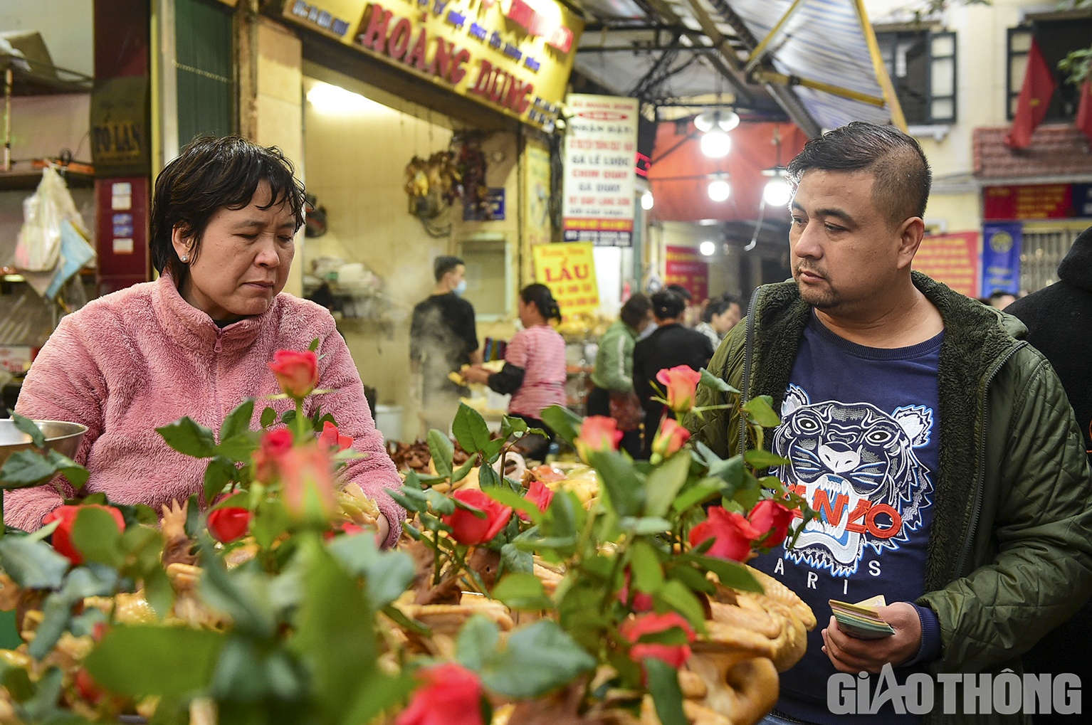 Anh Nguyễn Ho&agrave;ng Nam, chủ một cửa h&agrave;ng g&agrave; luộc tại chợ cho biết, trong v&ograve;ng 1 tuần từ ng&agrave;y 23 th&aacute;ng Chạp (&acirc;m lịch) đến h&ocirc;m nay, mỗi ng&agrave;y cửa h&agrave;ng b&aacute;n ra v&agrave;i trăm con g&agrave;.