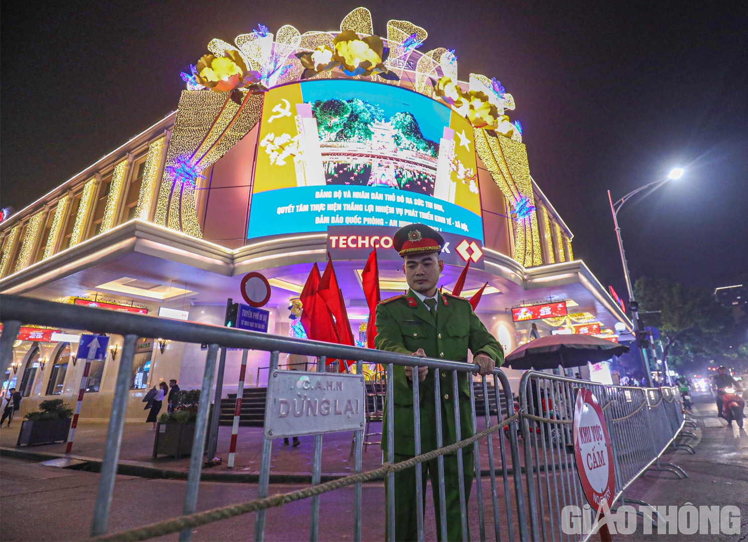 Để phục vụ người d&acirc;n c&oacute; kh&ocirc;ng gian ngắm ph&aacute;o hoa đ&ecirc;m giao thừa, lực lượng chức năng đ&atilde; lập r&agrave;o chắn quanh khu vực hồ Gươm.