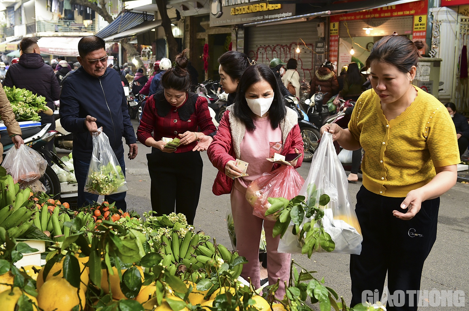 Ngo&agrave;i g&agrave; luộc, nhiều loại hoa quả để l&ecirc;n b&agrave;y m&acirc;m lễ Tết cũng được kh&aacute;ch h&agrave;ng quan t&acirc;m. Những quả bưởi c&oacute; liền hoa v&agrave; l&aacute; c&oacute; gi&aacute; 150.000 đồng/quả, trong khi những ch&ugrave;m hoa bưởi c&oacute; gi&aacute; 100.000 đến 150.000 đồng/b&oacute;.
