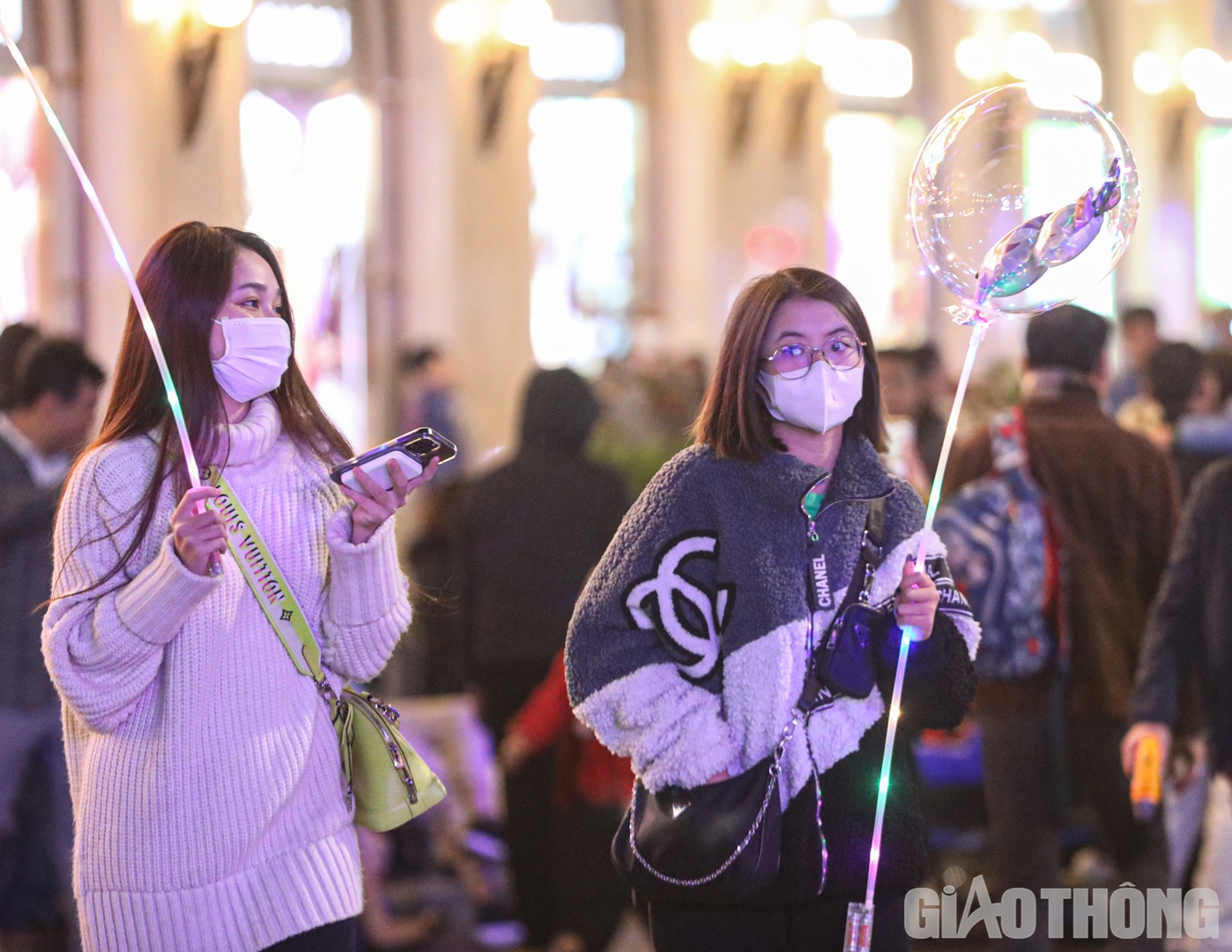 Ai cũng h&aacute;o hức chờ đ&oacute;n thời khắc chuyển giao giữa năm cũ Nh&acirc;m Dần v&agrave; năm mới Qu&yacute; M&atilde;o.