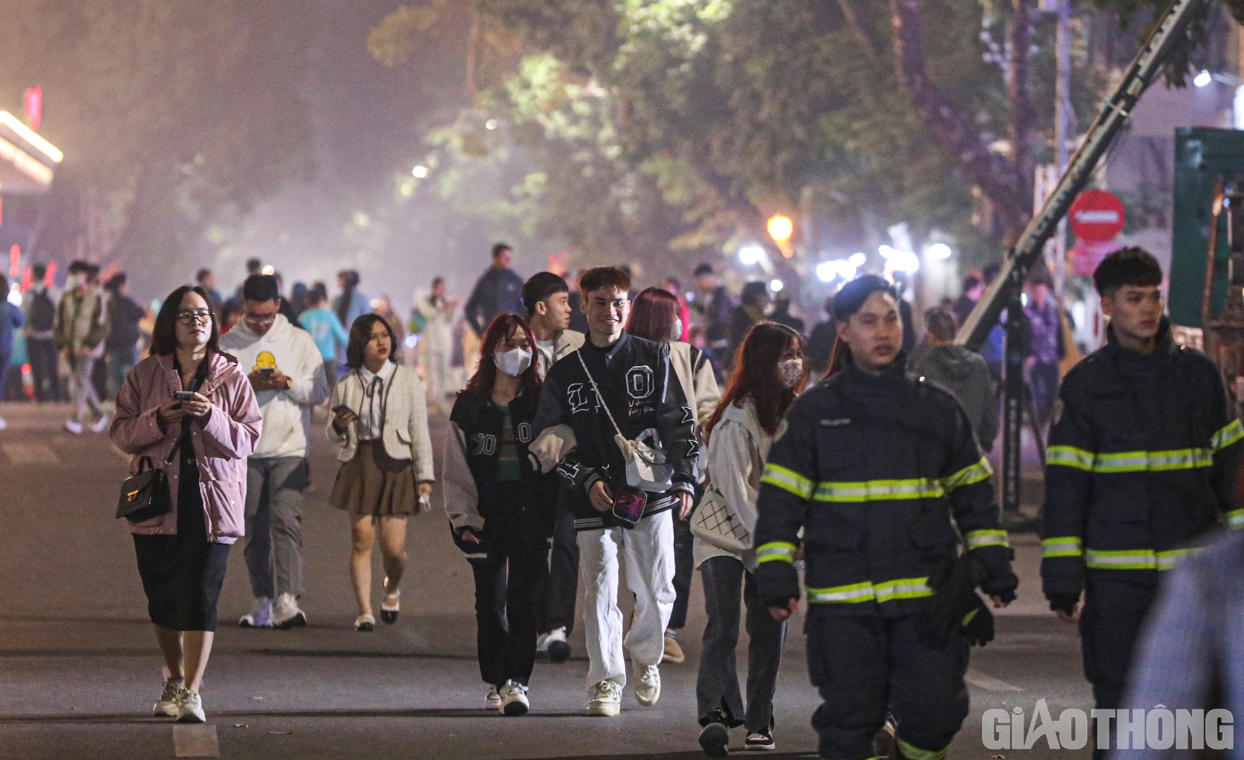 Thời điểm hơn 21h, d&ograve;ng người tiếp tục đổ về khu vực trung t&acirc;m th&agrave;nh phố để đi dạo.