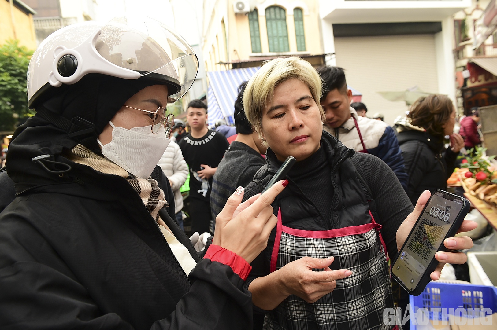 Nhiều kh&aacute;ch h&agrave;ng đ&atilde; lựa chọn c&aacute;ch thanh to&aacute;n tiện lợi n&agrave;y do phải "tay x&aacute;ch, n&aacute;ch mang" khi đi chợ Tết v&agrave; hạn chế mang tiền mặt ng&agrave;y cuối năm.