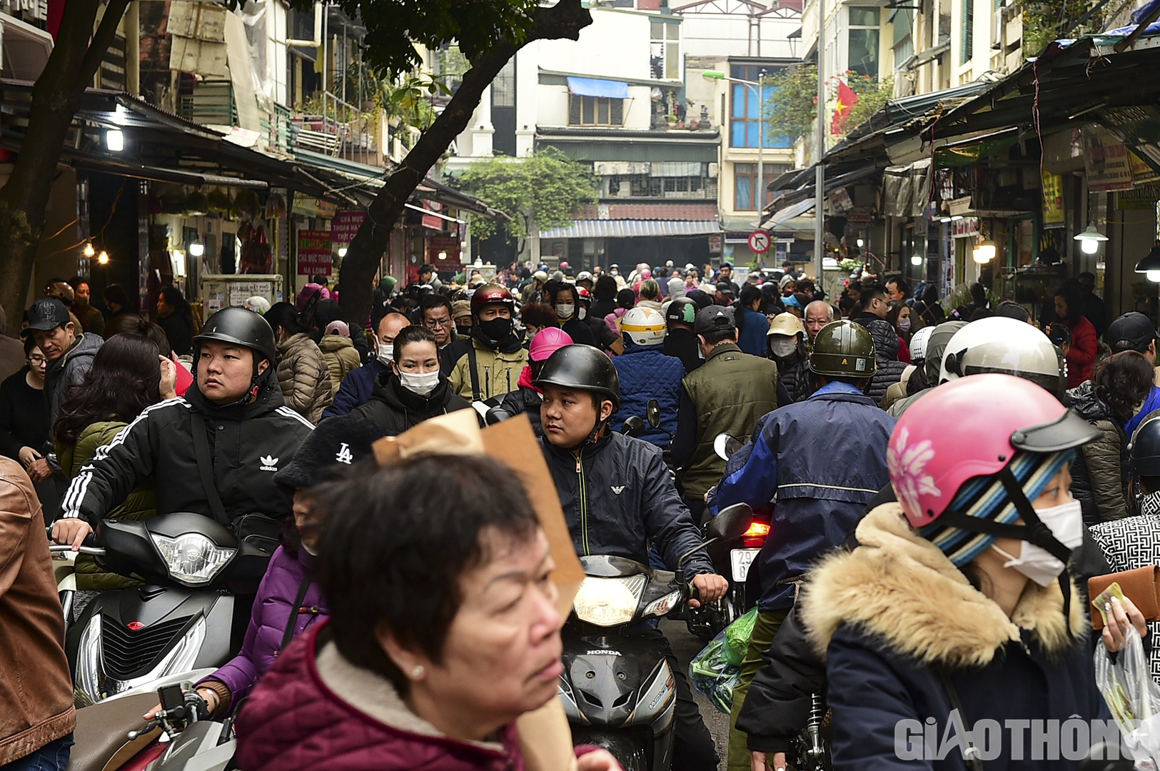 Đến gần 10h s&aacute;ng, d&ograve;ng người vẫn tiếp tục đổ dồn về chợ mua sắm.