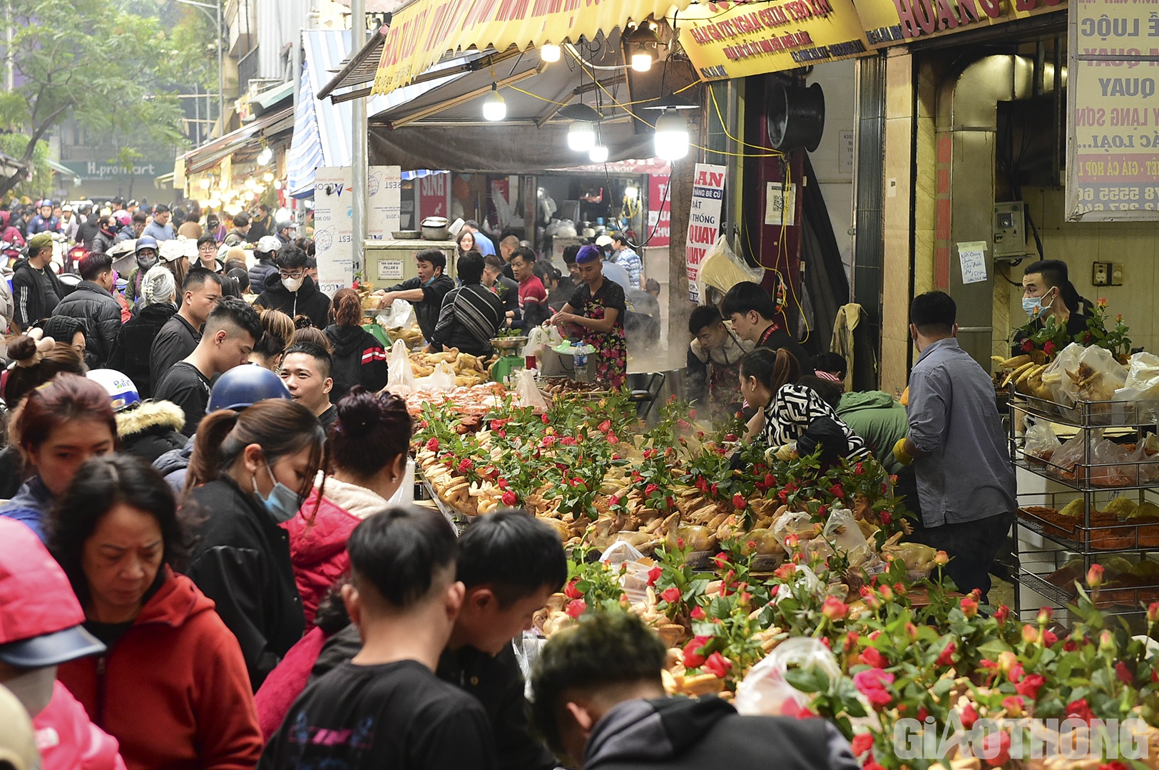 Khoảng 7h30 s&aacute;ng, chợ H&agrave;ng B&egrave; đ&atilde; đ&ocirc;ng k&iacute;n người.