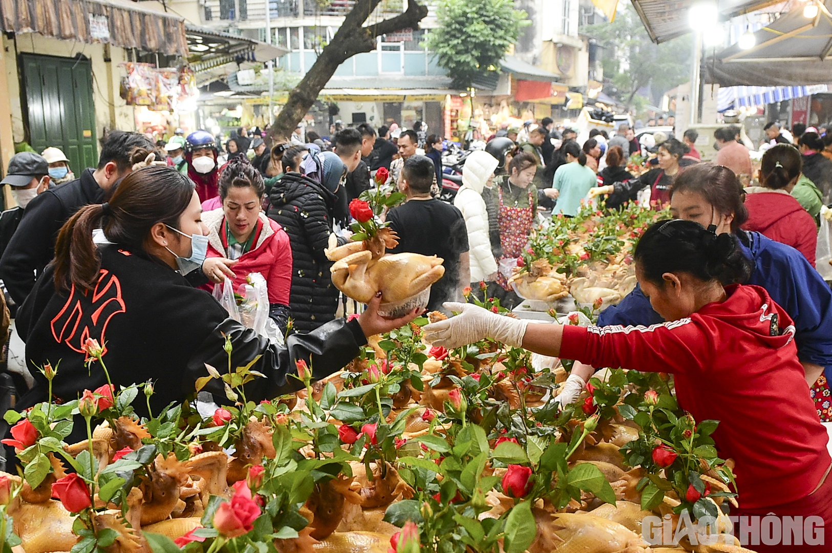 C&aacute;c chủ cửa h&agrave;ng c&ugrave;ng nh&acirc;n vi&ecirc;n l&agrave;m việc hết c&ocirc;ng suất do kh&aacute;ch đến qu&aacute; đ&ocirc;ng.