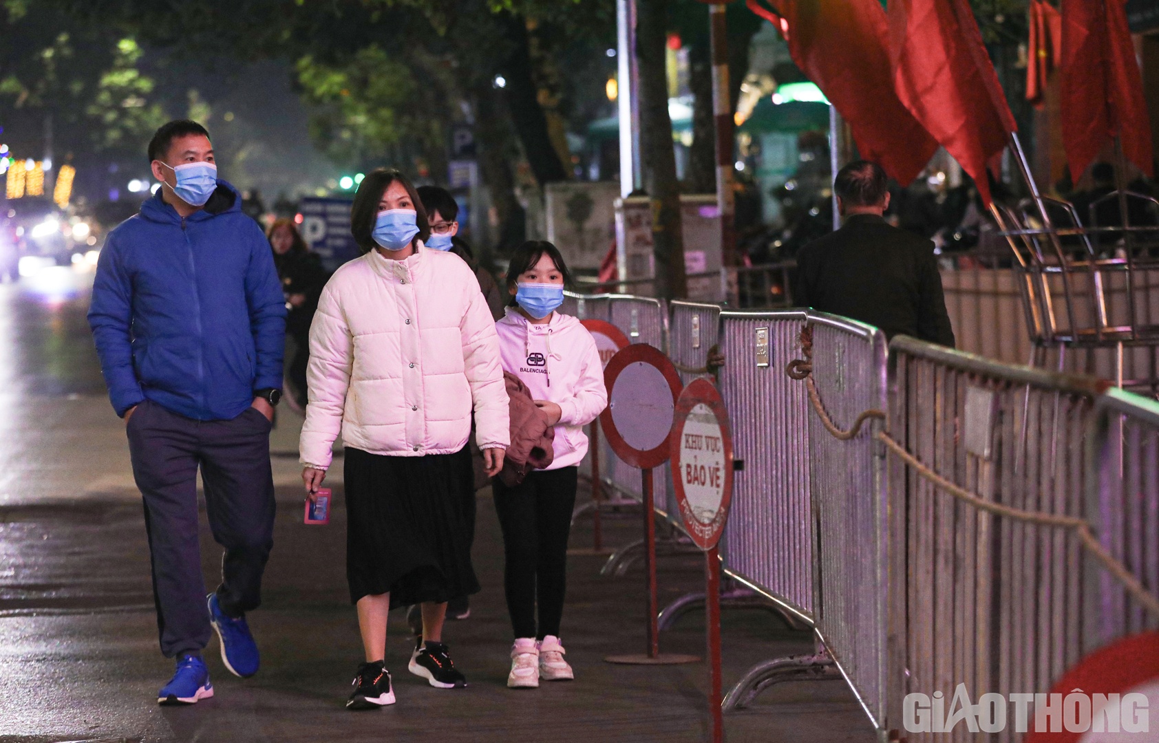 Kh&aacute; đ&ocirc;ng người d&acirc;n đ&atilde; c&oacute; mặt từ sớm để tận hưởng kh&ocirc;ng kh&iacute; tối 30 Tết.