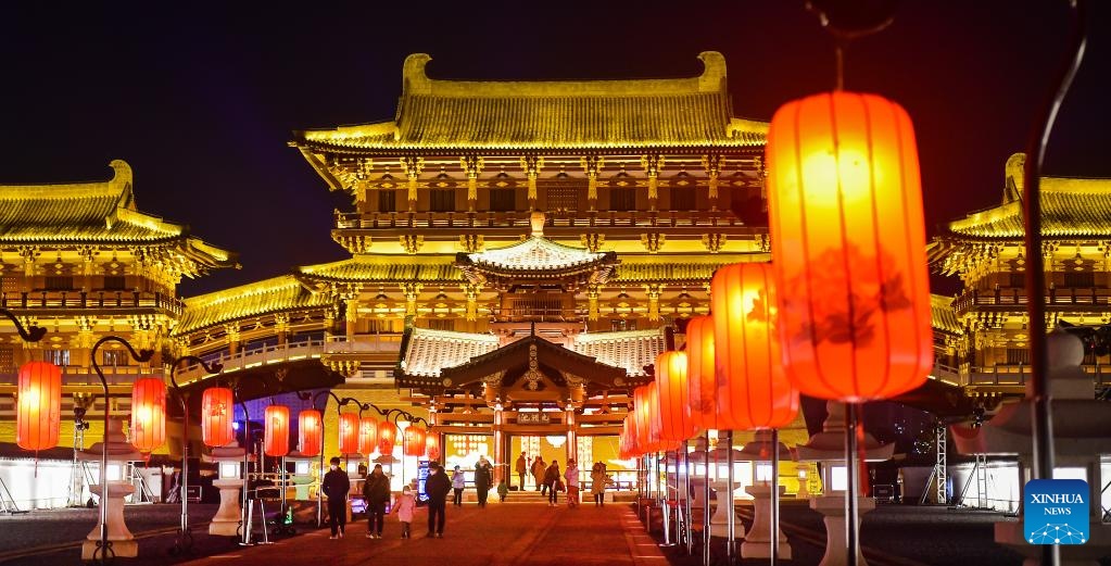 Công viên tại thành phố Lạc Dương, tỉnh Hà Nam, Trung Quốc trang hoàng lộng lẫy chờ đón Tết Nguyên đán 2023. Ảnh - Xinhua