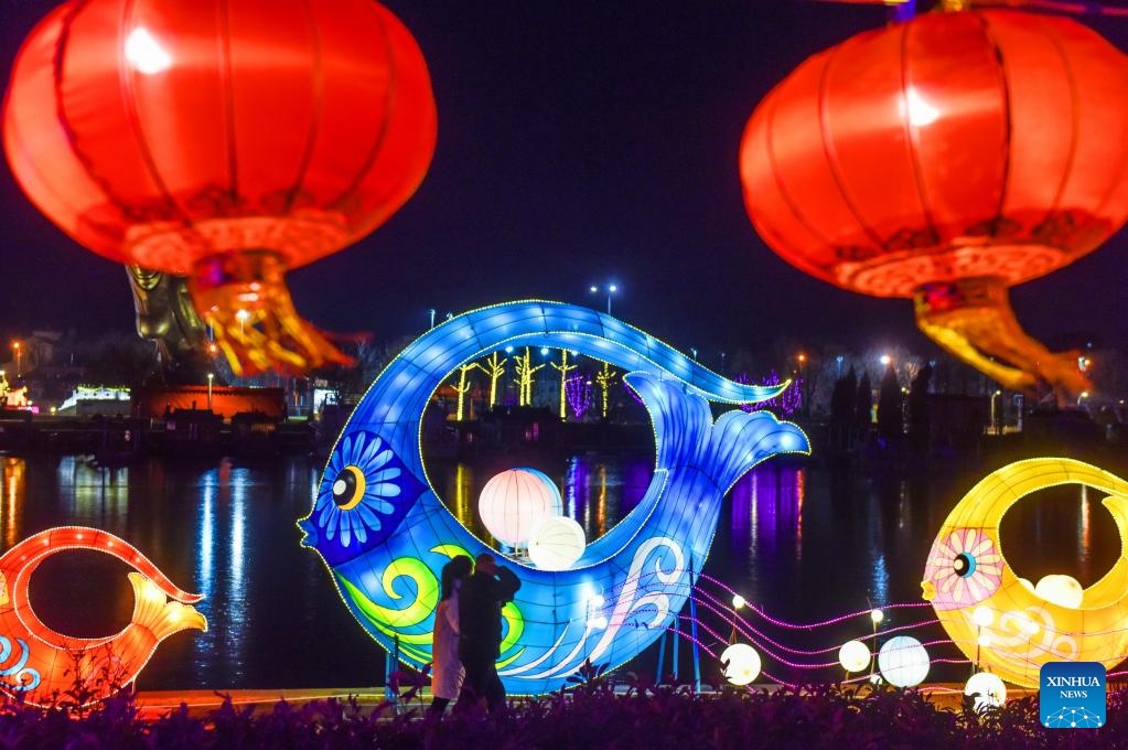 Du khách nhìn ngắm đèn lồng trang trí dọc con sông tại thành phố Thanh Đảo, tỉnh Sơn Đông, Trung Quốc. Ảnh - Xinhua