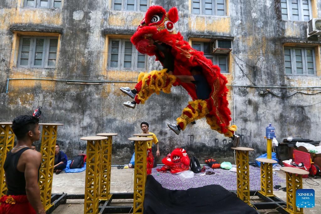Các thành viên nhóm múa sư tử tại thành phố Yangon, Myanmar tập luyện cho màn biểu diễn nhân dịp Tết Nguyên đán. Ảnh - Xinhua