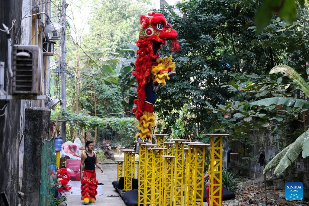 Các diễn viên thể hiện kỹ thuật múa điêu luyện, phức tạp khi trình diễn nhảy múa trên cột cao. Ảnh - Xinhua