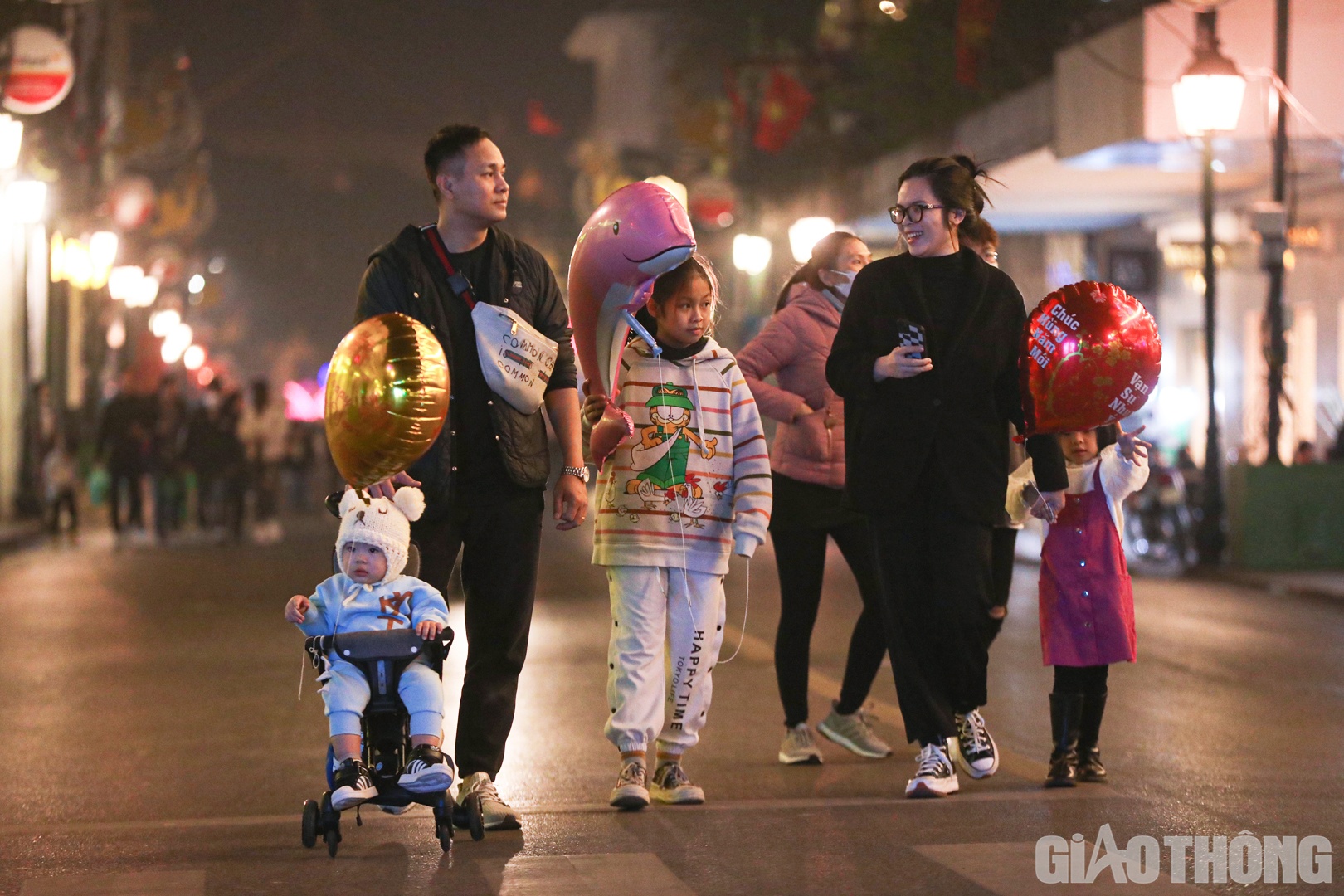 Mặc d&ugrave; thời tiết vẫn kh&aacute; lạnh nhưng c&aacute;c em nhỏ vẫn được gia đ&igrave;nh đưa đi chơi.