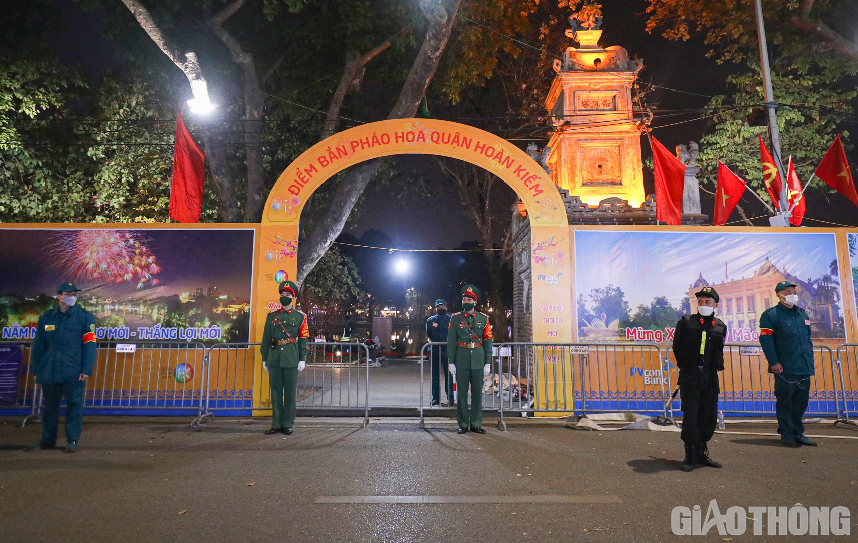 Năm nay, TP H&agrave; Nội sẽ bắn ph&aacute;o hoa đ&oacute;n giao thừa Tết Qu&yacute; M&atilde;o 2023 tại 30 điểm với 31 trận địa. Trong đ&oacute; c&oacute; 4 điểm ph&aacute;o hoa tầm cao - hỏa thuật, 3 điểm ph&aacute;o hoa tầm cao - tầm thấp v&agrave; 24 điểm tầm thấp.