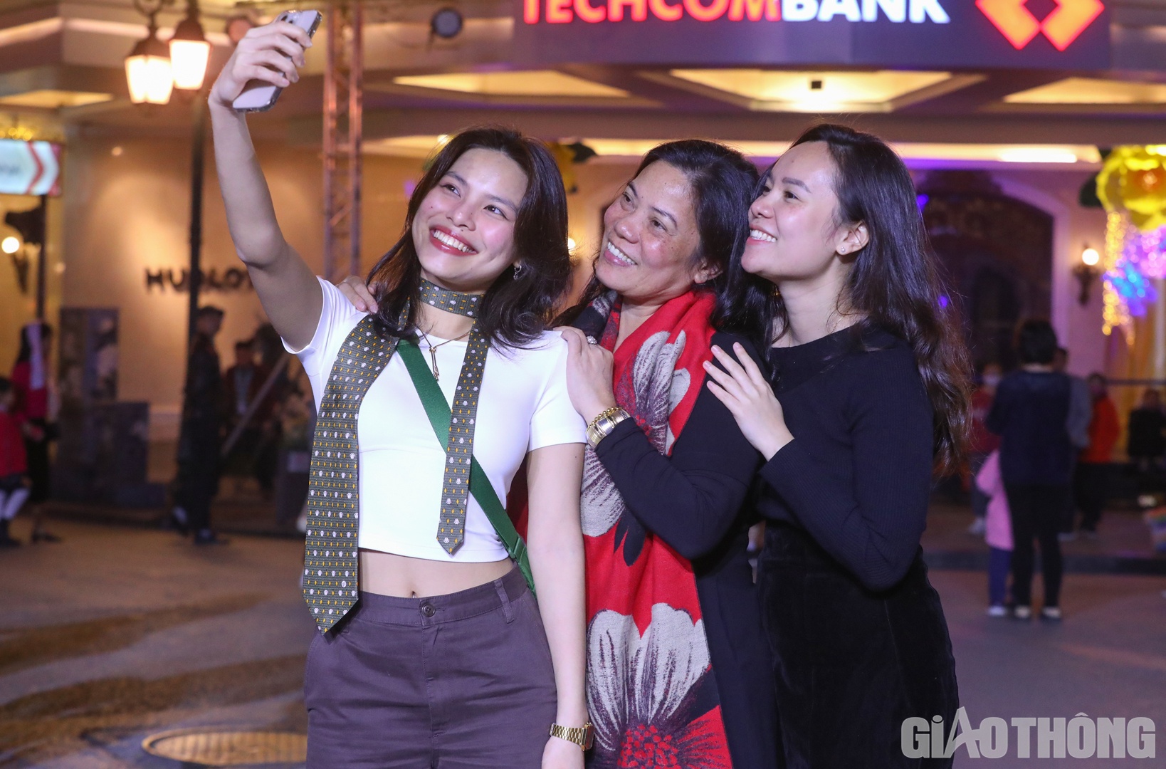 Sau 6 năm du học ở Canada, bạn Trần Hồng Anh (&aacute;o trắng) rất h&agrave;o hứng khi được về Việt Nam đ&oacute;n Tết. "L&acirc;u lắm rồi em mới được cảm nhận kh&ocirc;ng kh&iacute; đ&oacute;n giao thừa v&agrave; xem bắn ph&aacute;o hoa ở Việt Nam v&agrave; đ&acirc;y l&agrave; khoảng thời gian qu&yacute; gi&aacute; b&ecirc;n gia đ&igrave;nh trước khi quay lại Canada học tập v&agrave;o tối m&ugrave;ng 3 Tết", Hồng Anh chia sẻ.