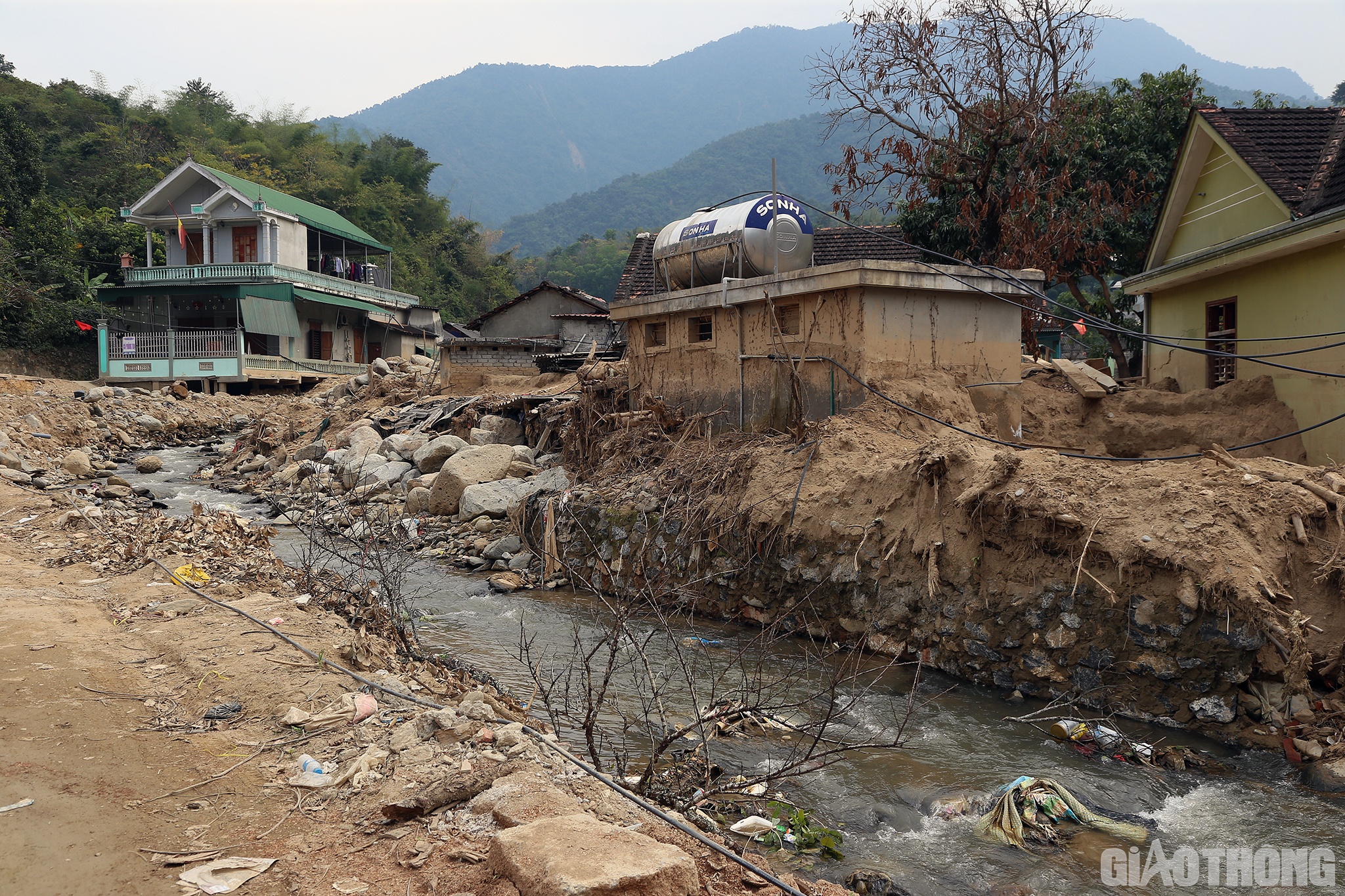 Đ&atilde; nhiều th&aacute;ng tr&ocirc;i qua nhưng dọc con suối Huồi Giảng vẫn c&ograve;n in dấu vết của trận lũ kinh ho&agrave;ng m&agrave; theo người d&acirc;n nơi đ&acirc;y l&agrave; &ldquo;chưa từng c&oacute; trong lịch sử&rdquo;.