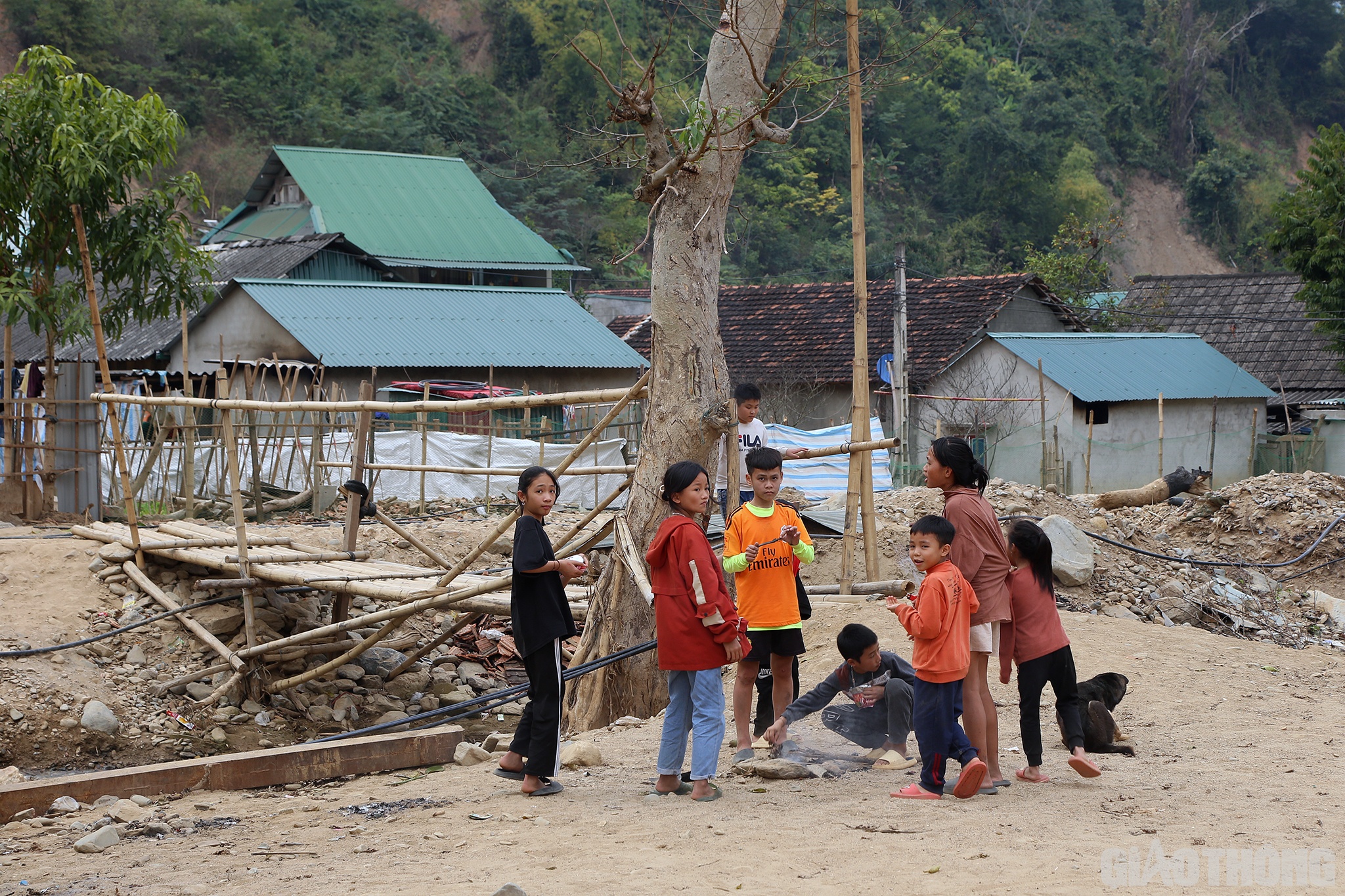 Những ng&agrave;y s&aacute;t Tết Nguy&ecirc;n đ&aacute;n Qu&yacute; M&atilde;o (2023), PV B&aacute;o Giao th&ocirc;ng c&oacute; mặt tại bản Ho&agrave; Sơn, Sơn H&agrave; của x&atilde; T&agrave; Cạ, v&agrave; thị trấn Mường X&eacute;n huyện bi&ecirc;n giới Kỳ Sơn, tỉnh Nghệ An - nơi vừa g&aacute;nh chịu hậu quả nặng nề nhất của trận lũ qu&eacute;t lịch sử đầu th&aacute;ng 10/2022.