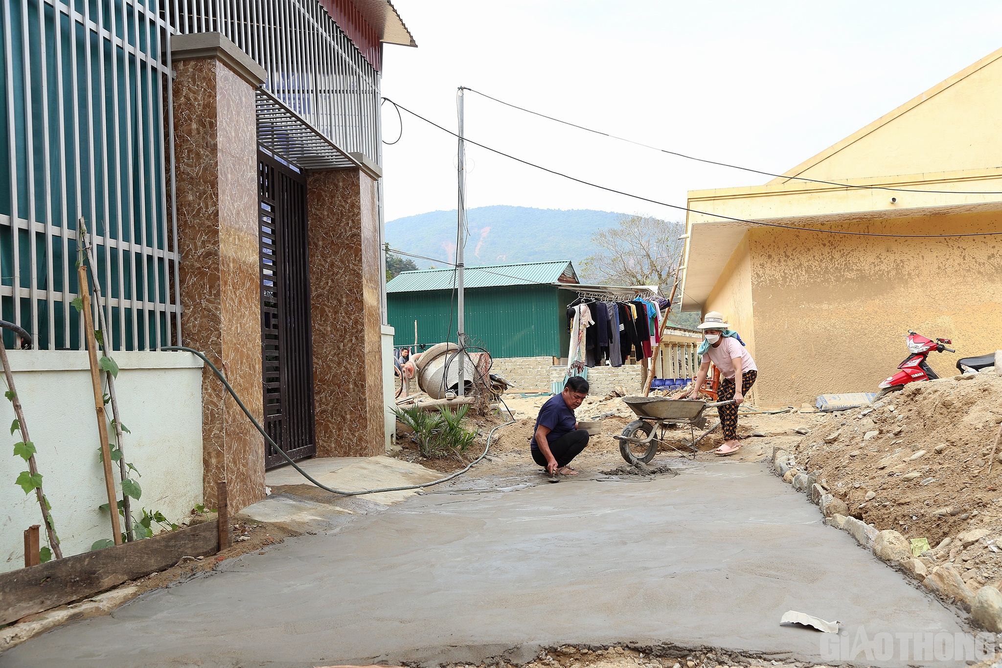 Được sự quan t&acirc;m, hỗ trợ của cấp uỷ, ch&iacute;nh quyền, ng&agrave;nh gi&aacute;o dục v&agrave; c&aacute;c mạnh thường qu&acirc;n, c&ocirc; đ&atilde; c&oacute; kinh ph&iacute; để sửa lại nh&agrave; v&agrave; mua sắm đồ đạc. Tết n&agrave;y, gia đ&igrave;nh đ&atilde; c&oacute; chỗ "chui ra chui v&agrave;o".