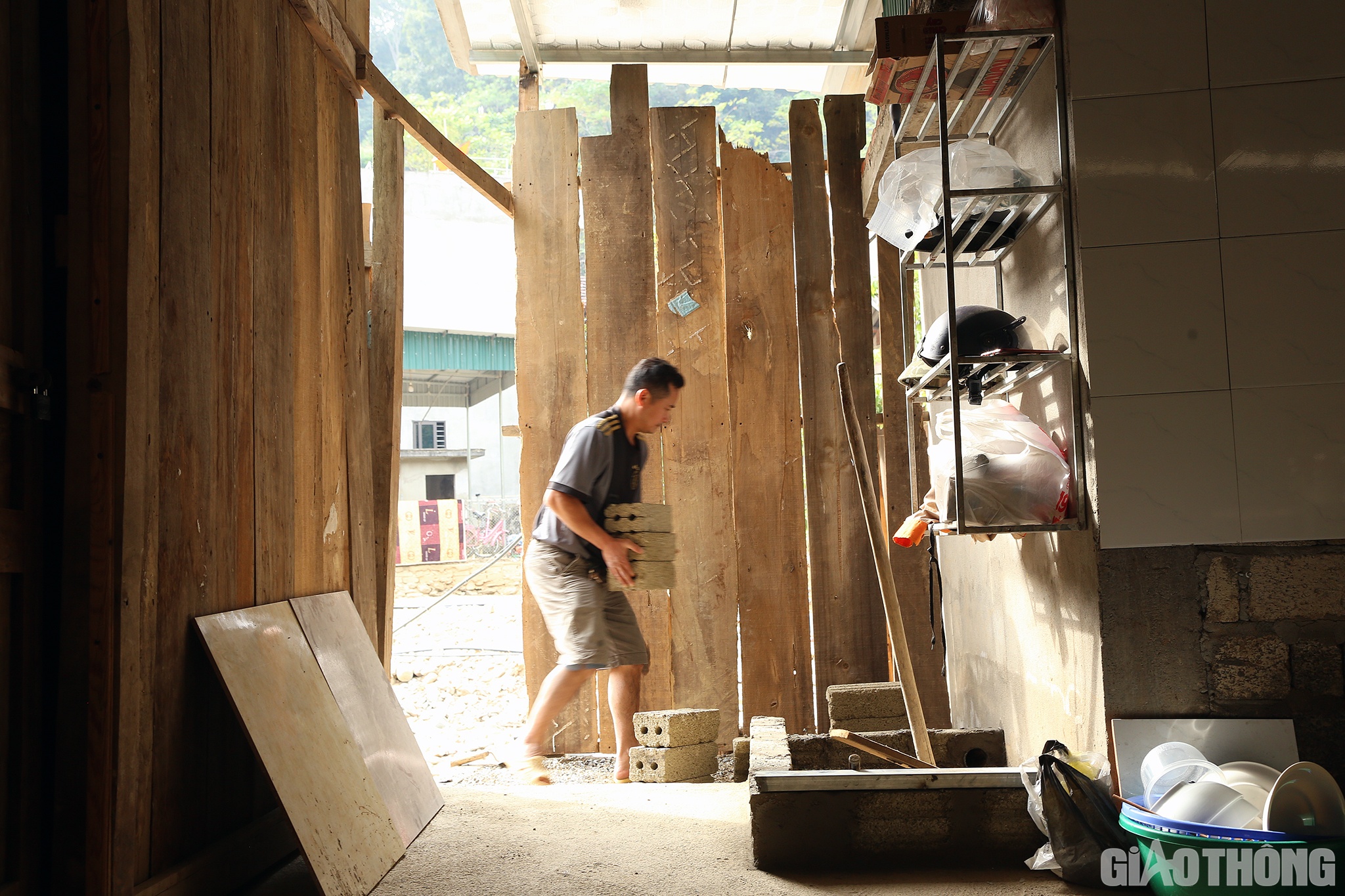 C&aacute;ch đ&oacute; kh&ocirc;ng xa, anh L&ocirc; Thanh T&acirc;m (41 tuổi) cũng đang sửa soạn k&ecirc; lại c&aacute;i bếp. Anh T&acirc;m cho biết: Trận lũ qu&eacute;t đ&atilde; cuốn tr&ocirc;i to&agrave;n bộ ng&ocirc;i nh&agrave; gỗ v&agrave; t&agrave;i sản b&ecirc;n trong, thiệt hại ước t&iacute;nh l&ecirc;n đến 300 triệu đồng. Thời gian qua, vợ chồng anh v&agrave; 2 con nhỏ phải đi ở trọ. Tết đến gần, anh qu&acirc;y t&ocirc;n xung quanh nh&agrave;, k&ecirc; lại c&aacute;i bếp. Tuy c&ograve;n vất vả, kh&oacute; khăn nhưng cả nh&agrave; kh&ocirc;ng phải chịu cảnh đi ở trọ.