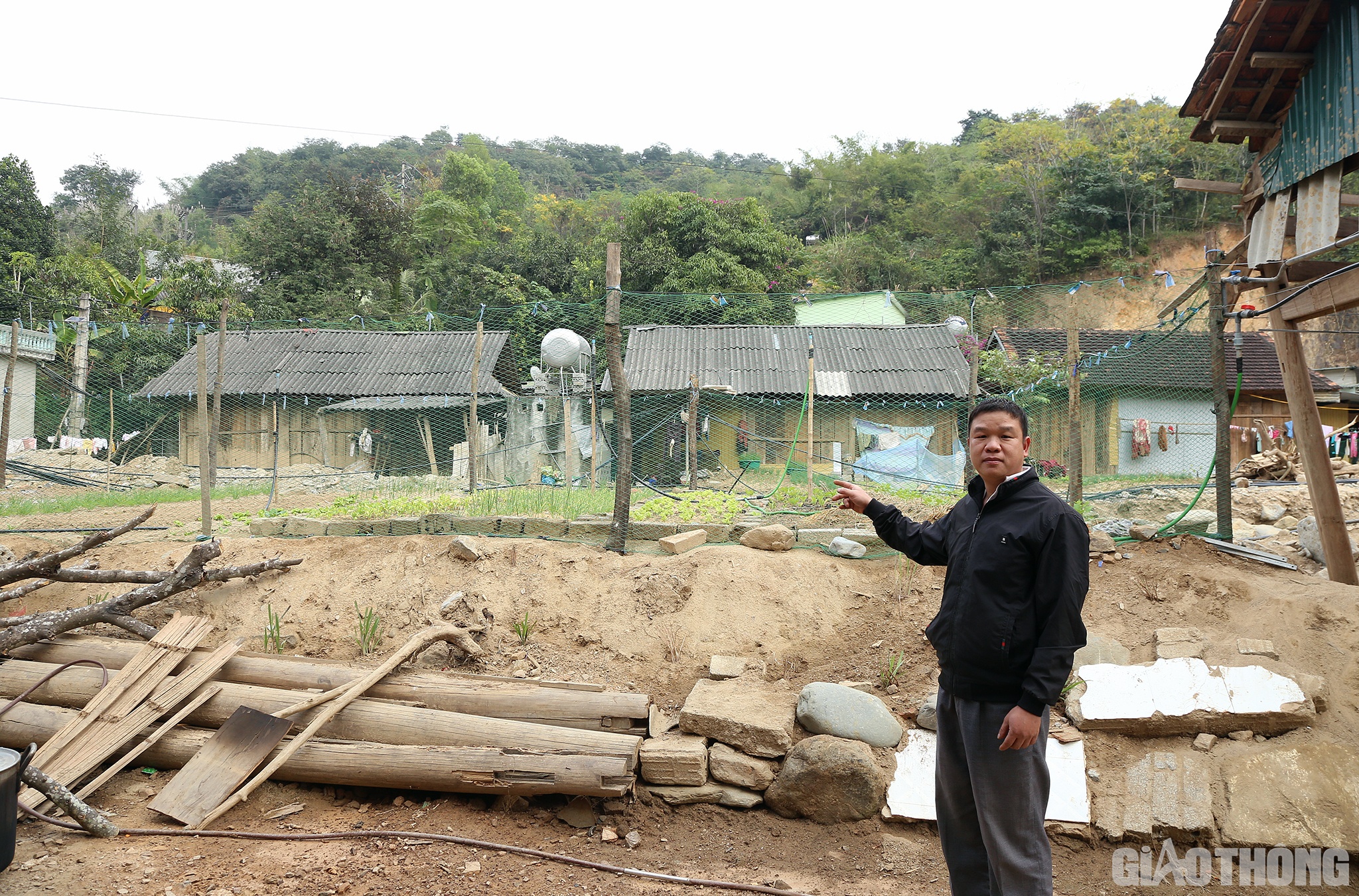 Chỉ v&agrave;o vườn cải ngồng xanh mướt, anh Vi Văn Khăm (38 tuổi) cho biết: Chỗ n&agrave;y trước đ&acirc;y ch&iacute;nh l&agrave; ng&ocirc;i nh&agrave; gỗ 3 gian được gia đ&igrave;nh anh cho c&aacute;c gi&aacute;o vi&ecirc;n v&agrave; học sinh trong v&ugrave;ng thu&ecirc; ở trọ. Lũ về, nh&agrave; bị cuốn tr&ocirc;i, gia đ&igrave;nh anh quyết định trồng rau để vừa c&oacute; c&aacute;i ăn vừa b&aacute;n kiếm th&ecirc;m.