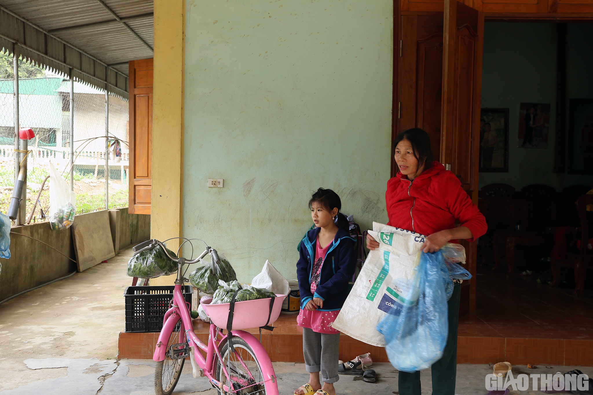 D&ugrave; chỉ mới 8 tuổi nhưng ngo&agrave;i giờ học, em Kha Thị Thảo (ch&aacute;u ngoại b&agrave; Ho&agrave;) đ&atilde; biết phụ gi&uacute;p b&agrave; nhặt rau v&agrave; ra chợ b&aacute;n h&agrave;ng c&ugrave;ng b&agrave;. Thảo khoe: H&ocirc;m nhiều nhất ch&aacute;u b&aacute;n 10 b&oacute; rau.