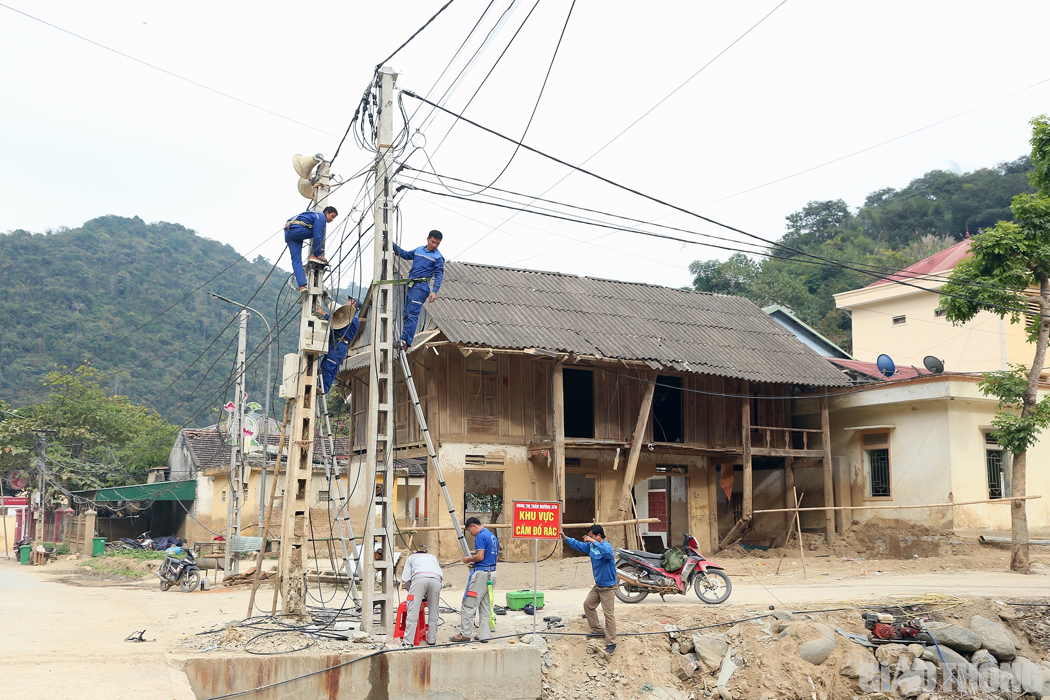 &Ocirc;ng Th&ograve; B&aacute; R&ecirc; &ndash; Ph&oacute; Chủ tịch UBND huyện Kỳ Sơn cho biết: C&aacute;c hồ sơ, thủ tục của dự &aacute;n t&aacute;i định cư cho những hộ ở x&atilde; T&agrave; Cạ chịu ảnh hưởng nặng nề của mưa lũ ở x&atilde; T&agrave; Cạ đ&atilde; được huyện gấp r&uacute;t ho&agrave;n th&agrave;nh.