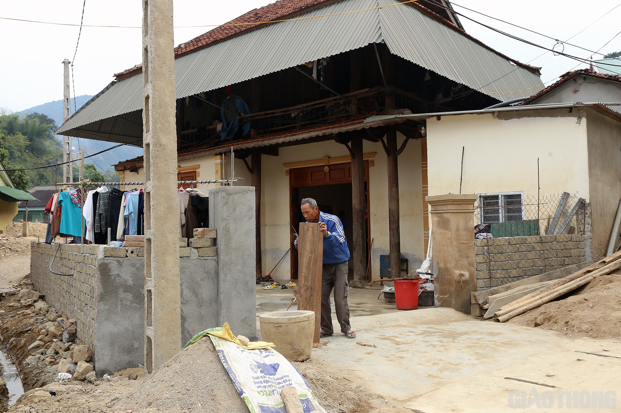 Hiện c&aacute;c hồ sơ đ&atilde; gửi tr&igrave;nh c&aacute;c sở, ng&agrave;nh li&ecirc;n quan. Đ&acirc;y l&agrave; dự &aacute;n cấp b&aacute;ch, ảnh hưởng trực tiếp tới đời sống đồng b&agrave;o d&acirc;n tộc thiểu số ở v&ugrave;ng bi&ecirc;n giới n&ecirc;n rất mong c&aacute;c tỉnh v&agrave; sở, ng&agrave;nh quan t&acirc;m.