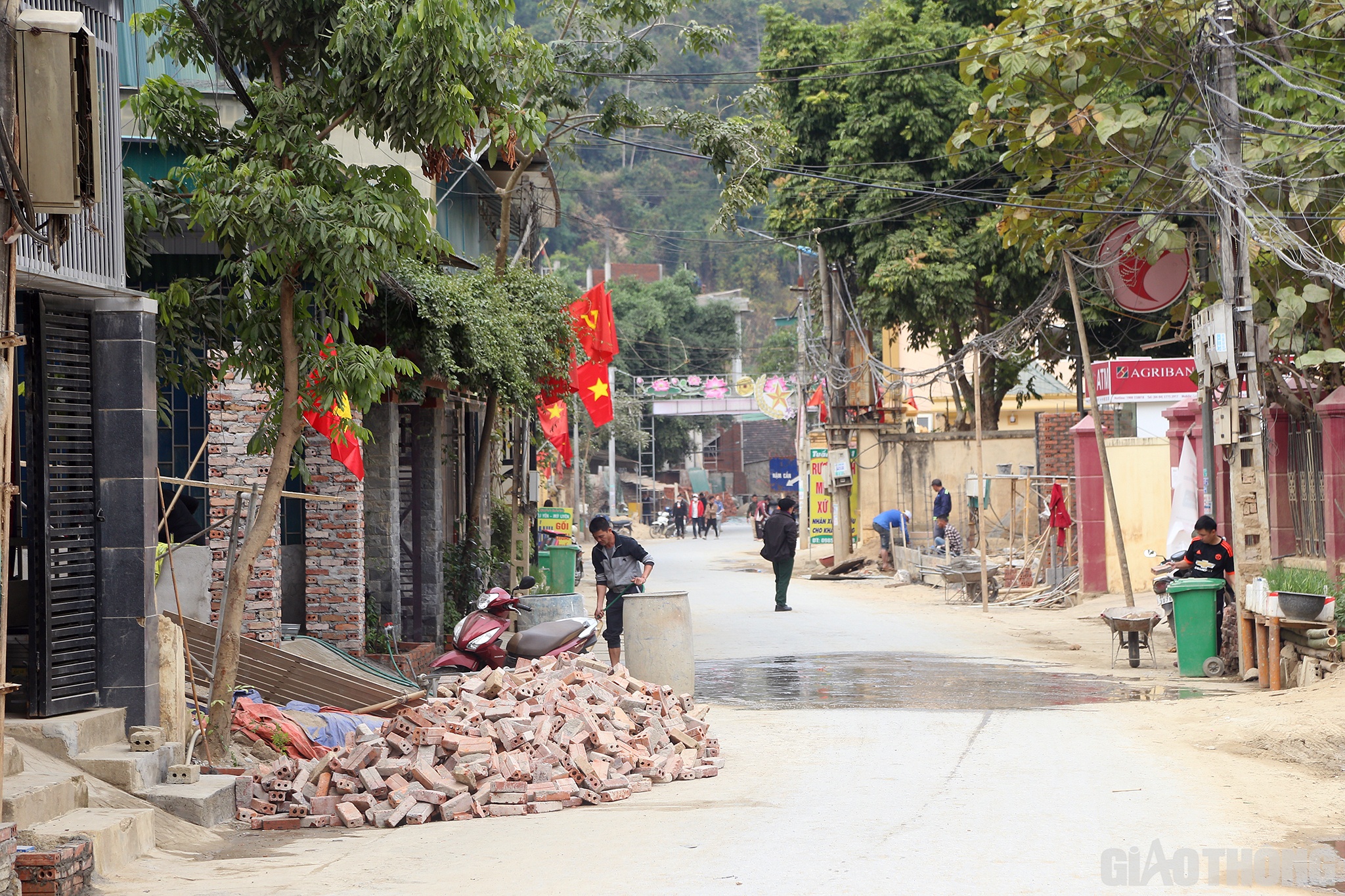 Trong c&aacute;c bản l&agrave;ng, nhờ sự quan t&acirc;m, hỗ trợ của cấp uỷ, ch&iacute;nh quyền v&agrave; c&aacute;c mạnh thường qu&acirc;n, c&ugrave;ng sự nỗ lực của người d&acirc;n, một cuộc sống mới đang dần hiện hữu ở nơi đ&acirc;y.