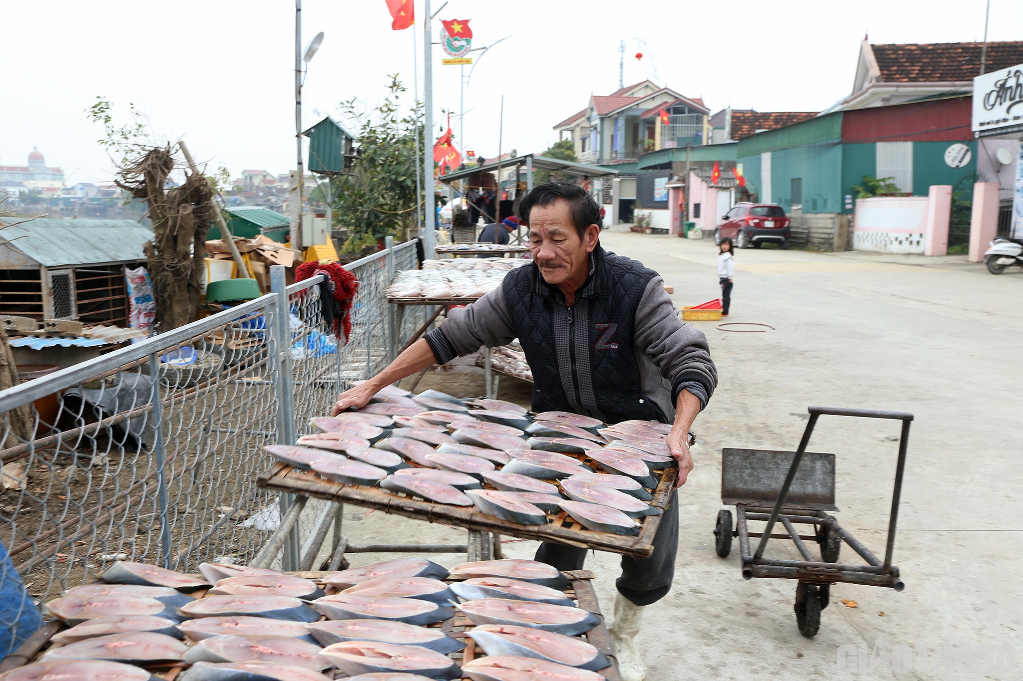 Theo chị Ngọc v&agrave; anh Long: Để c&oacute; những con c&aacute; nướng thơm ngon, khi ăn người ta nhớ đến m&igrave;nh th&igrave; đầu ti&ecirc;n phải chọn nguy&ecirc;n liệu cho thật tươi. Người d&acirc;n phải đến c&aacute;c b&atilde;i biển Diễn Th&agrave;nh, Diễn B&iacute;ch (huyện Diễn Ch&acirc;u); xa hơn l&agrave; c&aacute;c cảng biển tại TX Cửa L&ograve;; Quỳnh Phương, Quỳnh Tiến (TX Ho&agrave;ng Mai),... để lấy c&aacute;.