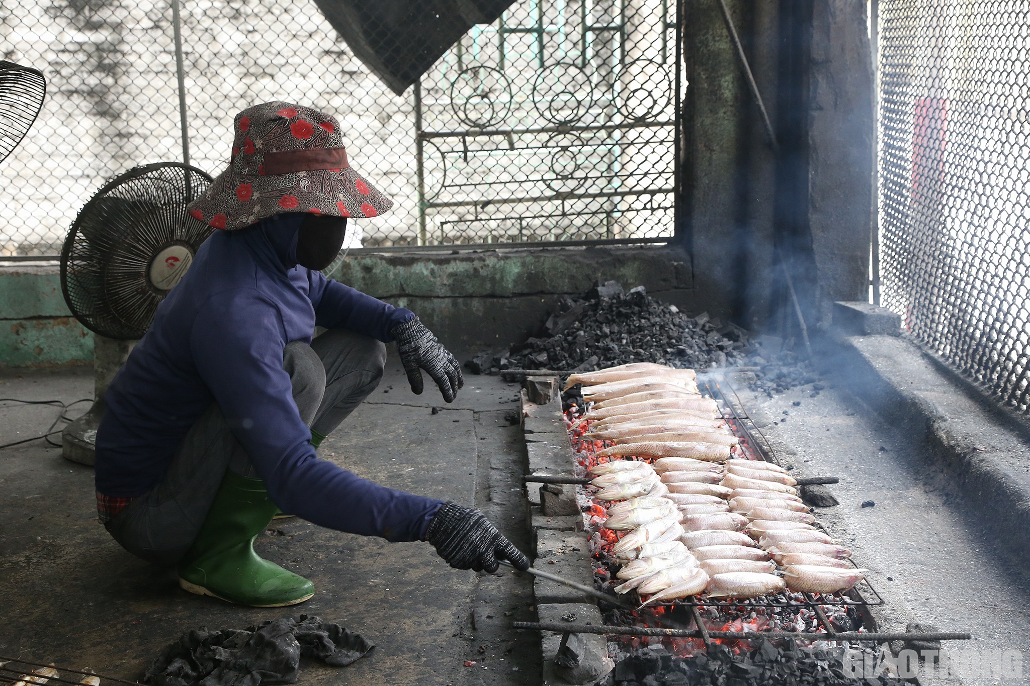Đang chăm ch&uacute; với mẻ c&aacute; lượng, chị Hồ Thị Thanh (vợ anh Long) cho biết th&ecirc;m: Ngo&agrave;i nguy&ecirc;n liệu th&igrave; việc chọn than nướng cũng được c&aacute;c thợ rất quan t&acirc;m. Than phải l&agrave; than củi, sạch v&agrave; sức than.