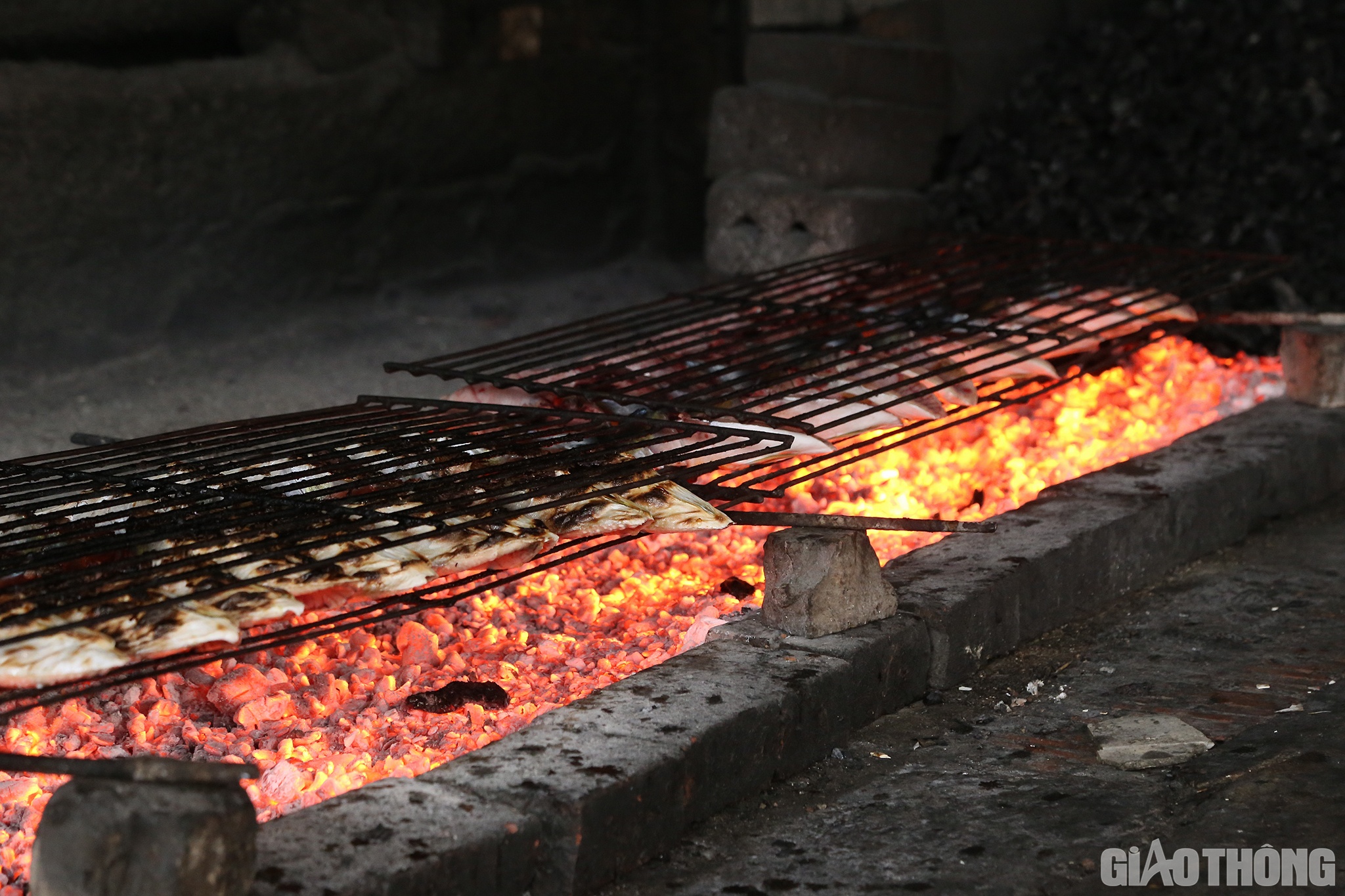 Chưa hết, qu&aacute; tr&igrave;nh nướng c&aacute;, người thợ phải lu&ocirc;n tập trung điều than để c&aacute; ch&iacute;n v&agrave;ng l&agrave; được. Qu&aacute; tay th&igrave; c&aacute; sẽ ch&aacute;y kh&eacute;t, c&ograve;n non tay th&igrave; chưa ch&iacute;n tới, đều kh&ocirc;ng ngon.