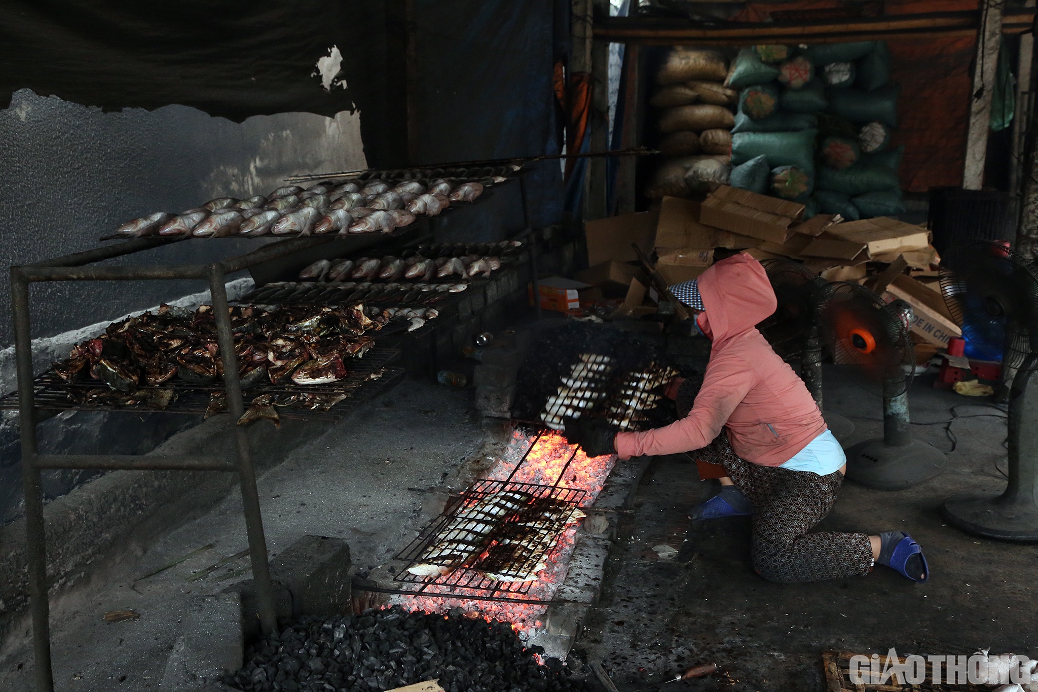 Trước khi nướng, c&aacute; sẽ được l&agrave;m sạch, sau đ&oacute; t&ugrave;y loại m&agrave; người thợ để cả con hay cắt ra từng kh&uacute;c đều đặn rồi đem phơi cho r&aacute;o nước. N&oacute;i th&igrave; dễ nhưng l&agrave;m th&igrave; kh&ocirc;ng hề đơn giản, v&iacute; dụ l&agrave; để c&aacute;c kh&uacute;c c&aacute; khi nướng l&ecirc;n đẹp v&agrave; bắt mắt, việc cắt c&aacute; ra th&agrave;nh từng kh&uacute;c cũng phải đều v&agrave; sắc ngọt.