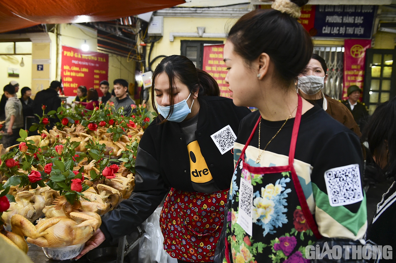 Để c&oacute; thể phục vụ lượng lớn kh&aacute;ch h&agrave;ng trong ng&agrave;y Tết, một số cửa h&agrave;ng c&oacute; th&ecirc;m c&aacute;ch thanh to&aacute;n bằng chuyển khoản tại chỗ. M&atilde; QR c&oacute; số t&agrave;i khoản thanh to&aacute;n được d&aacute;n tr&ecirc;n tay, vai &aacute;o của nh&acirc;n vi&ecirc;n hoặc c&oacute; ảnh lưu sẵn tr&ecirc;n smartphone.