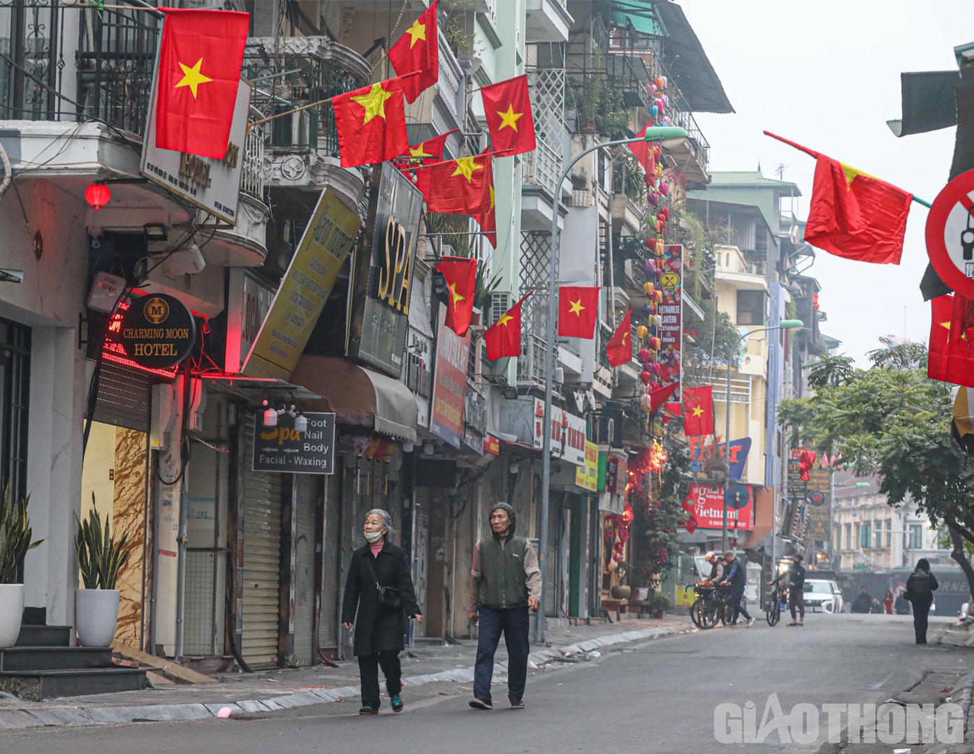 S&aacute;ng m&ugrave;ng 1 Tết, H&agrave; Nội vắng lặng hơn thường ng&agrave;y. Nhiều người đ&atilde; dậy từ sớm để tận hưởng kh&ocirc;ng kh&iacute; đầu năm mới.