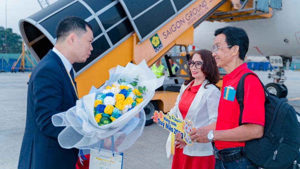 Sáng nay mùng 1 Tết Nguyên Đán Quý Mão (tức ngày 22/01), lãnh đạo Vietravel Airlines đã đi tặng quà đến hành khách đầu tiên xông đất chuyến bay nội địa của hãng chặng TP. Hồ Chí Minh - Đà Nẵng.